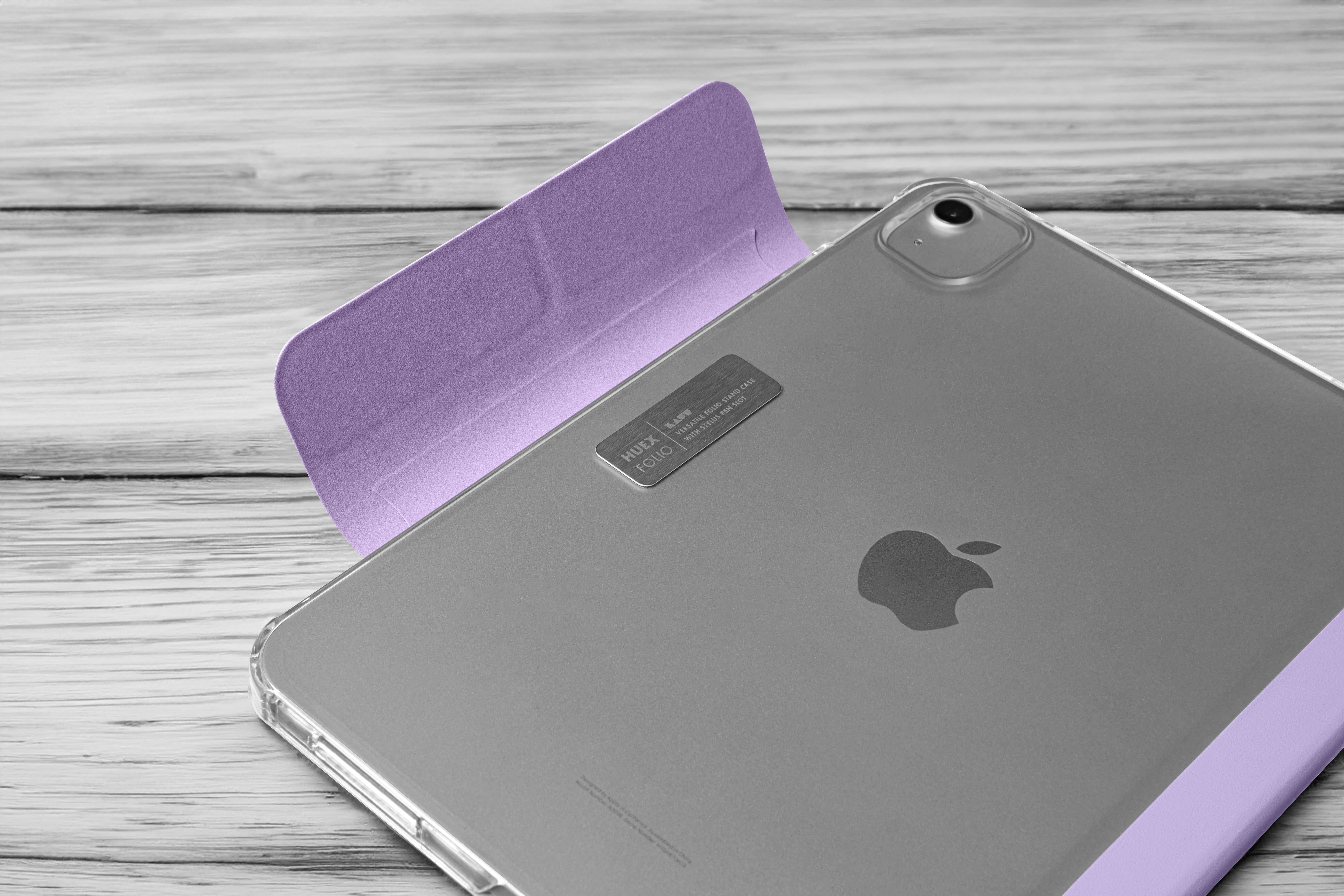 Ein iPad in einem lila Case, schräg auf einer Holzoberfläche.