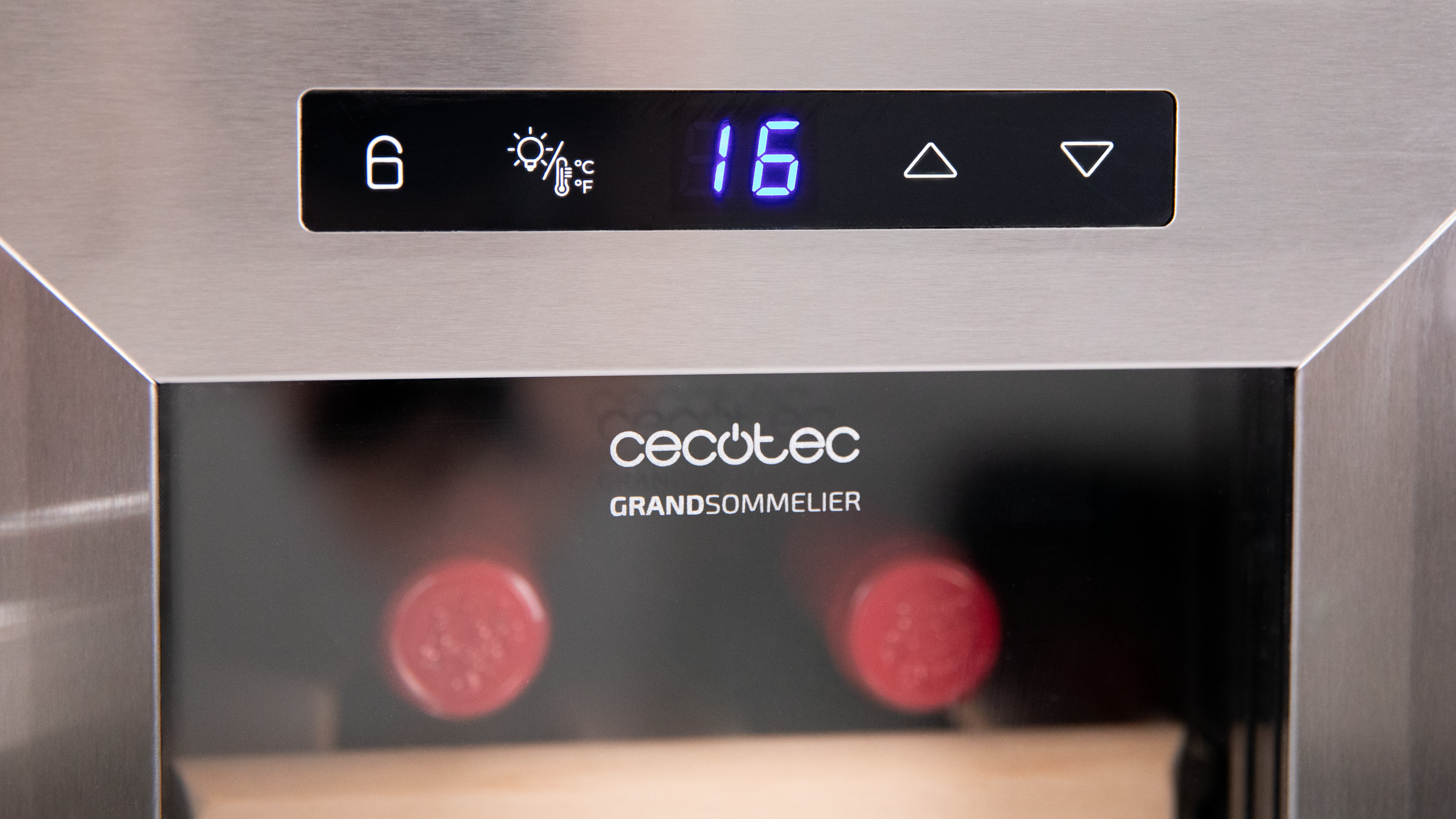 Primer plano del panel de control de una vinoteca. Muestra la temperatura en Celsius y Fahrenheit.