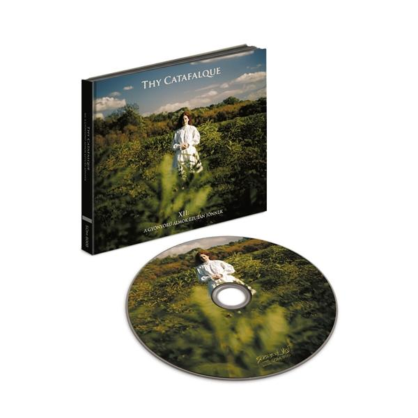 Albumcover: CD und Hülle. Eine Frau in weißem Kleid steht in einem grünen Feld.