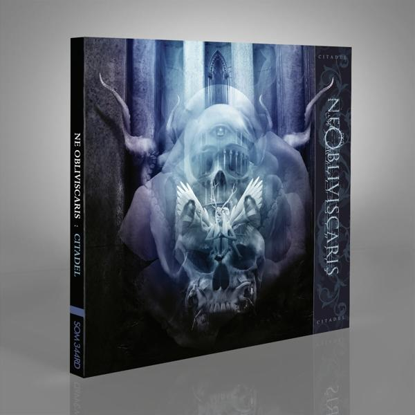 Ein Albumcover mit einem Schädel, Hörnern und dem Text Ne Obliviscaris.