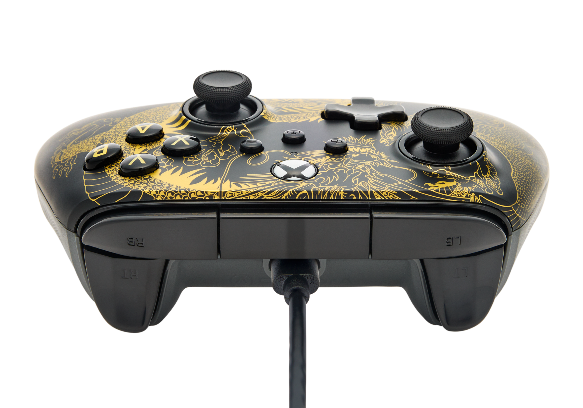 Schwarzer und goldener Xbox-Controller mit Drachendesign, schwarzer Hintergrund.