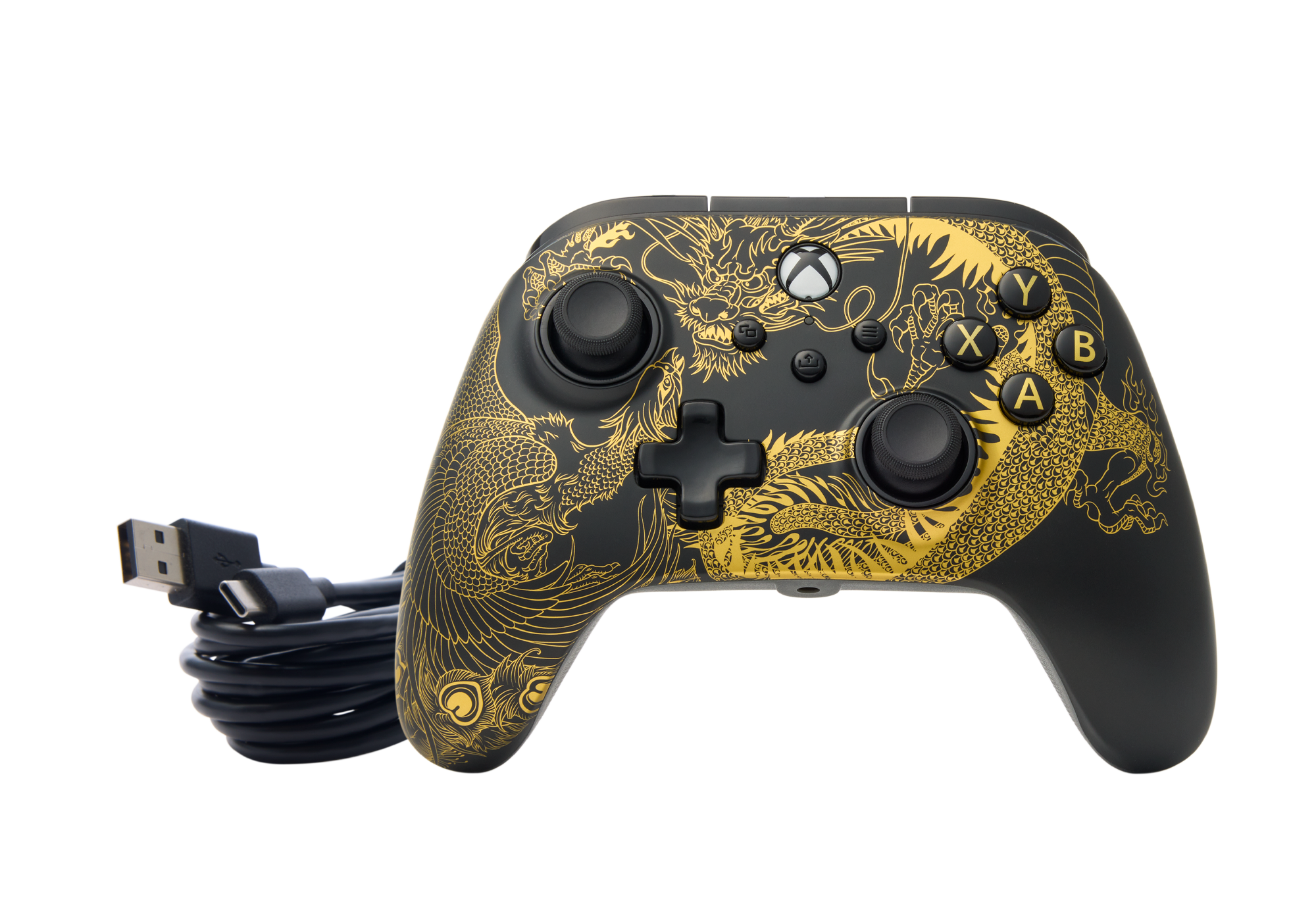 Schwarzer und goldener Xbox-Controller mit Drachendesign. Mit Kabel verbunden, auf schwarzem Hintergrund.