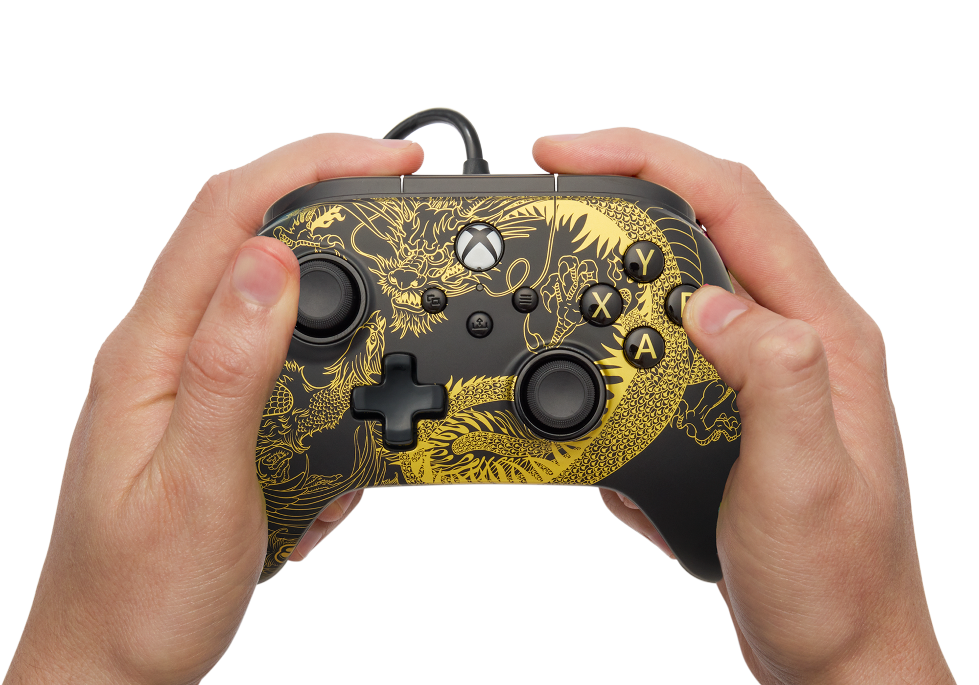 Hände halten einen schwarzen Xbox-Controller mit goldenem Drachendesign.