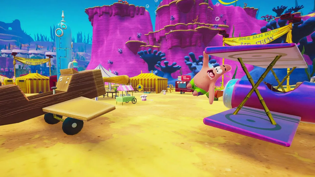 Spongebob-Szene: Patrick hängt an einem Flugzeug. Gebäude und Imbissstände sind im Hintergrund zu sehen.