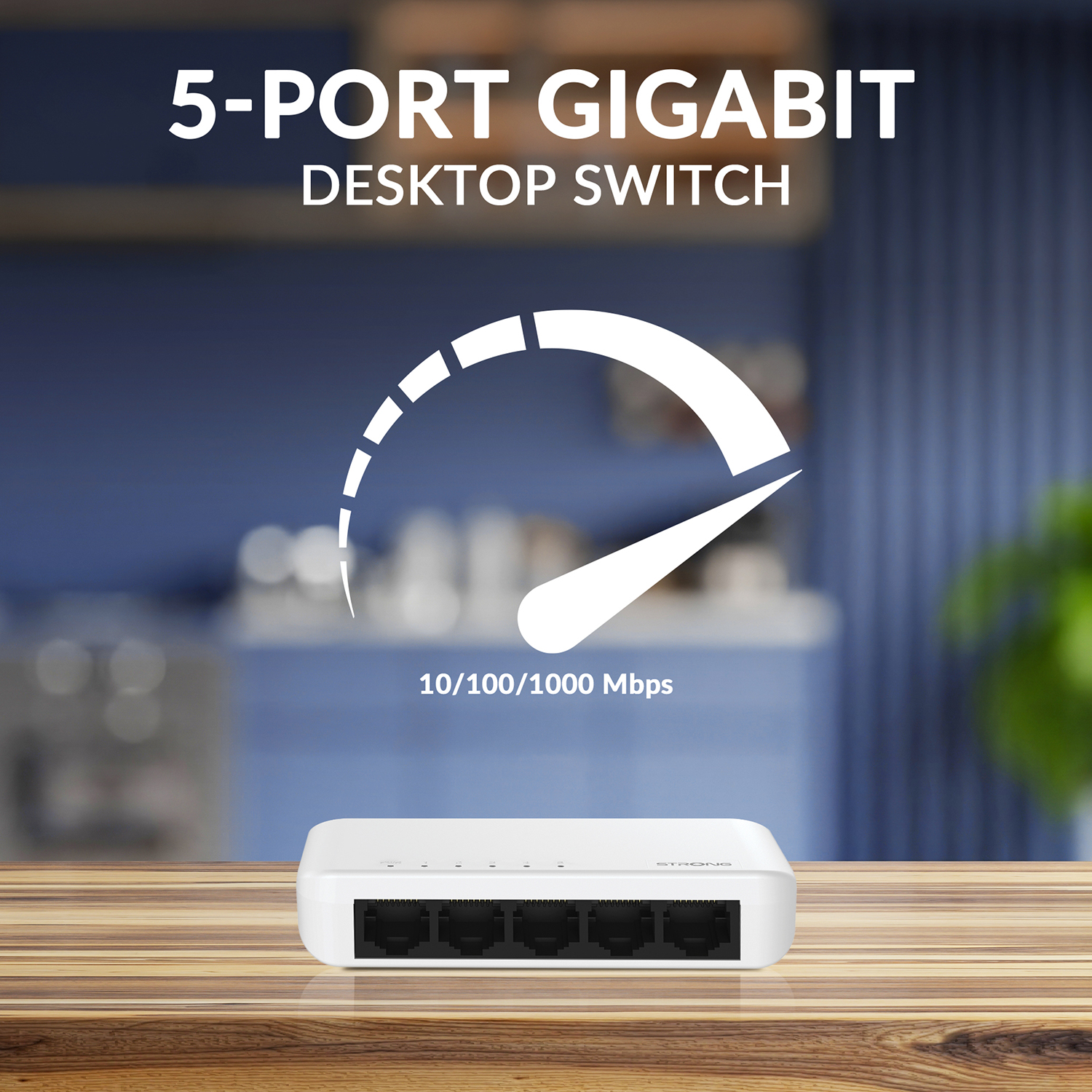 Uno switch desktop Gigabit a 5 porte bianco su un tavolo di legno, con testo sopra.