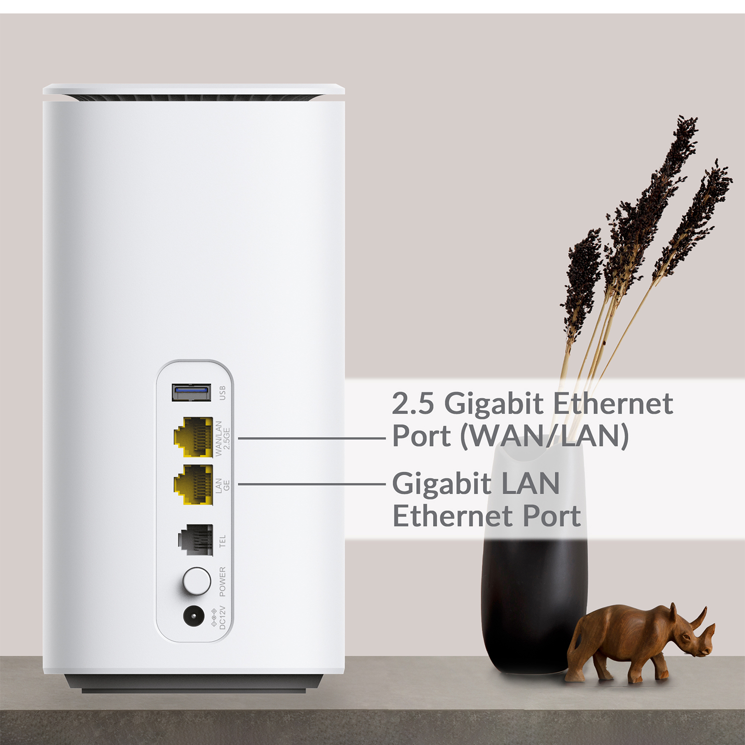 Router bianco con porte, vaso con piante e rinoceronte in legno.