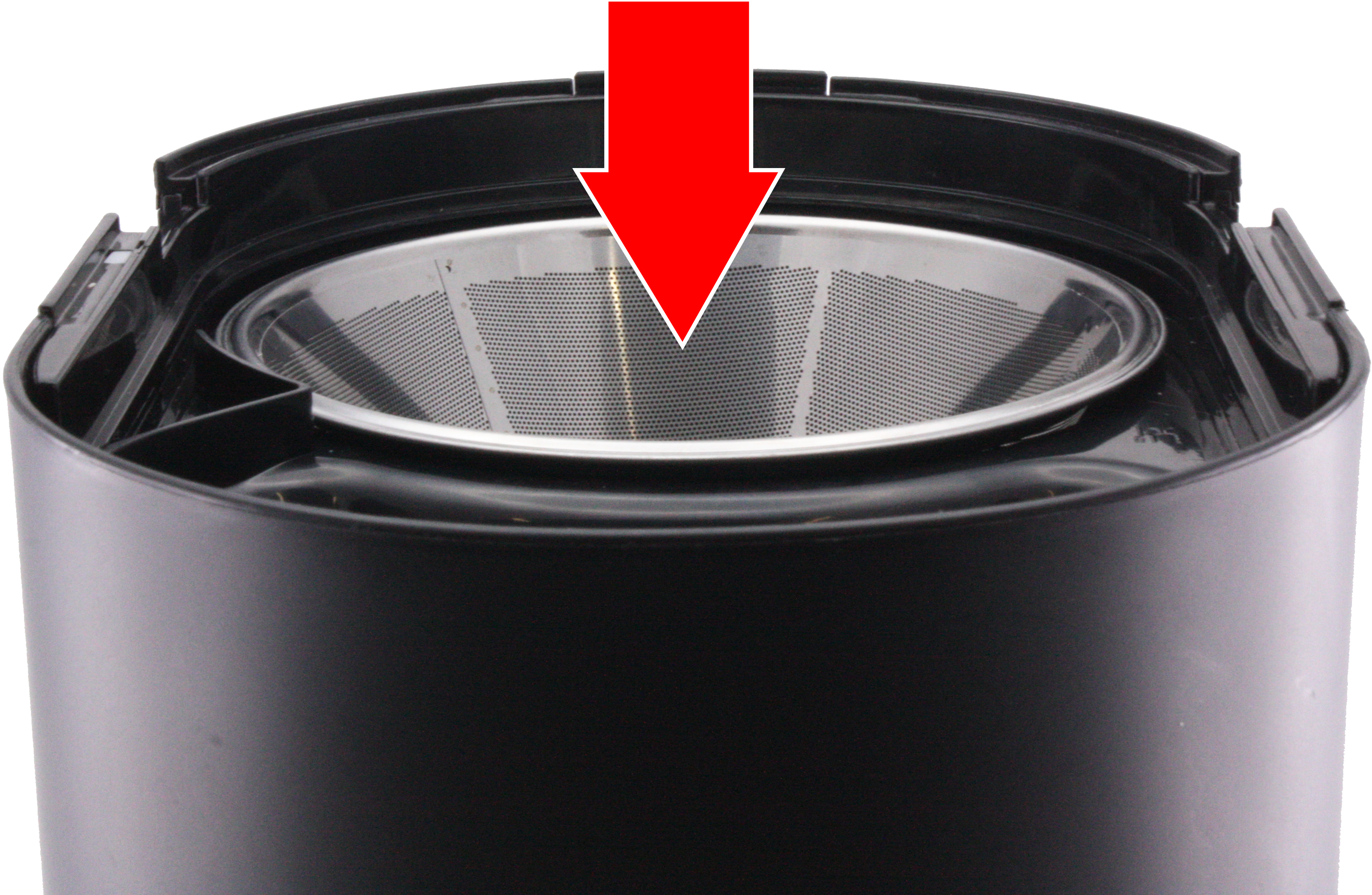 Macchina da caffè con una freccia rossa che punta al cestello del filtro. Nero e argento.