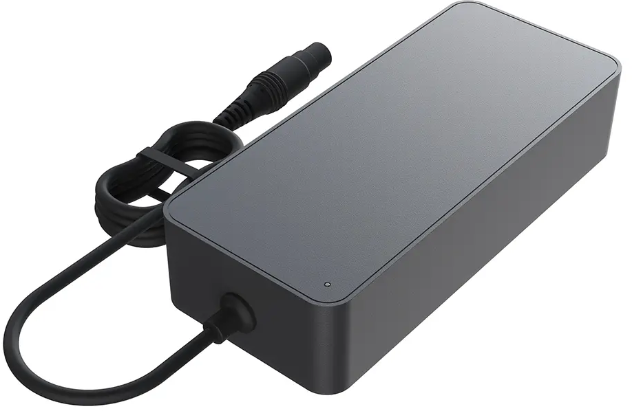 Adaptateur secteur gris foncé avec câble noir et connecteur.