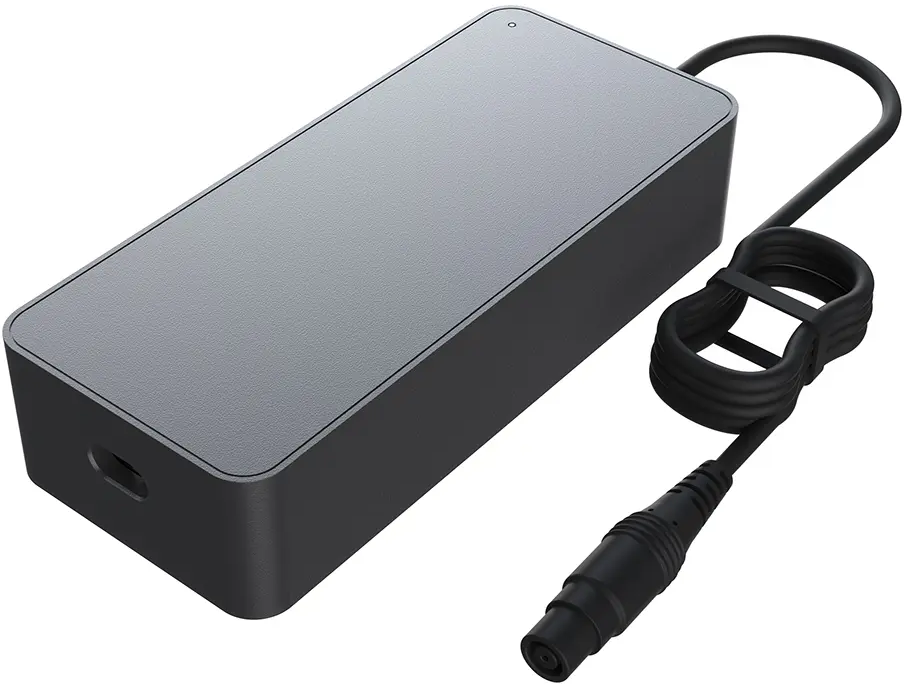 Adaptateur secteur gris rectangulaire avec câble et connecteur noirs.