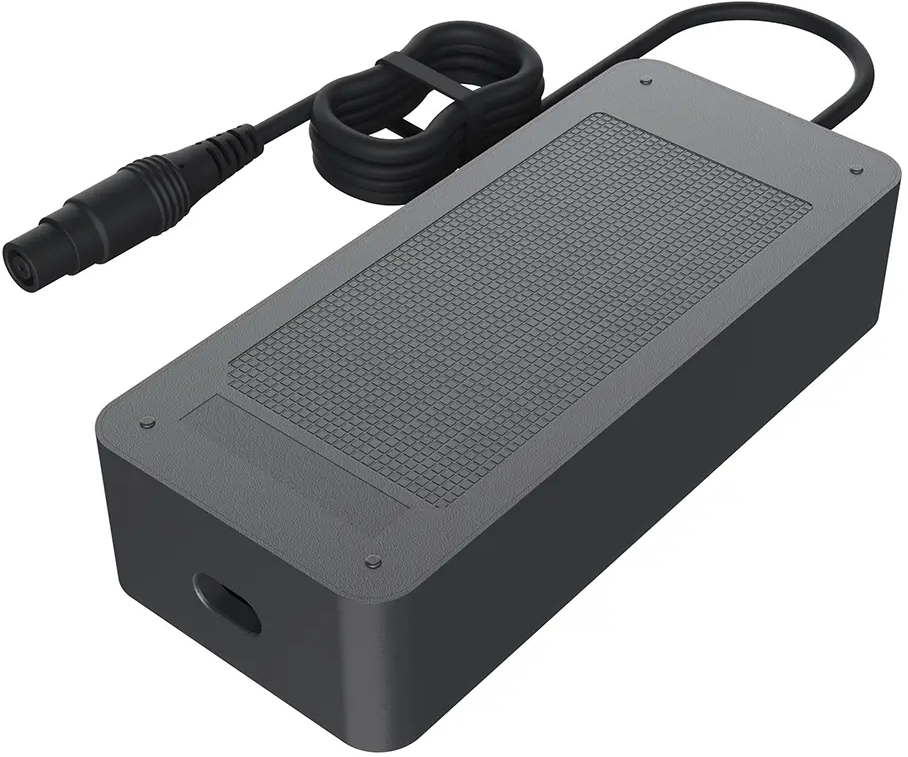 Un bloc de chargement gris avec un câble et un connecteur. Le bloc est rectangulaire.