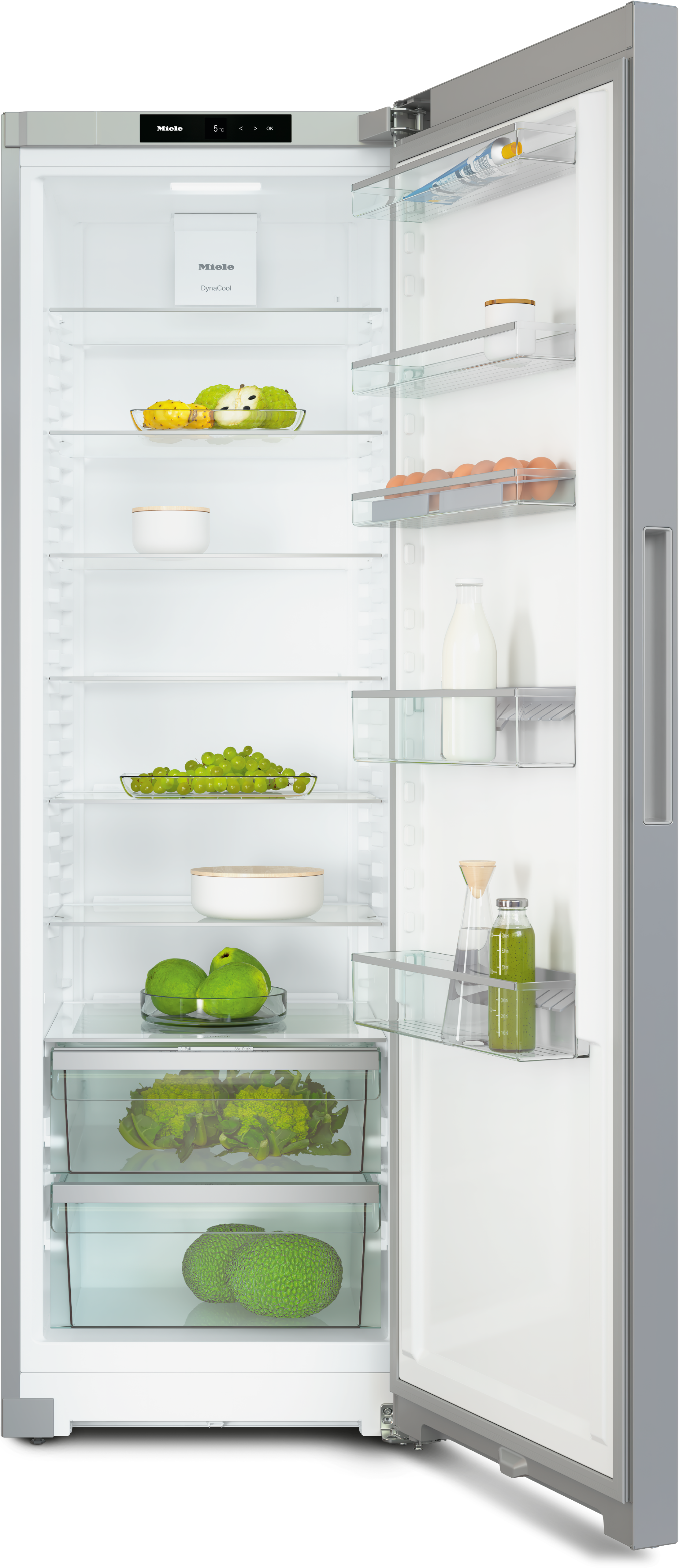 Offener Kühlschrank mit Glasböden, gefüllt mit Obst, Gemüse und Flaschen.