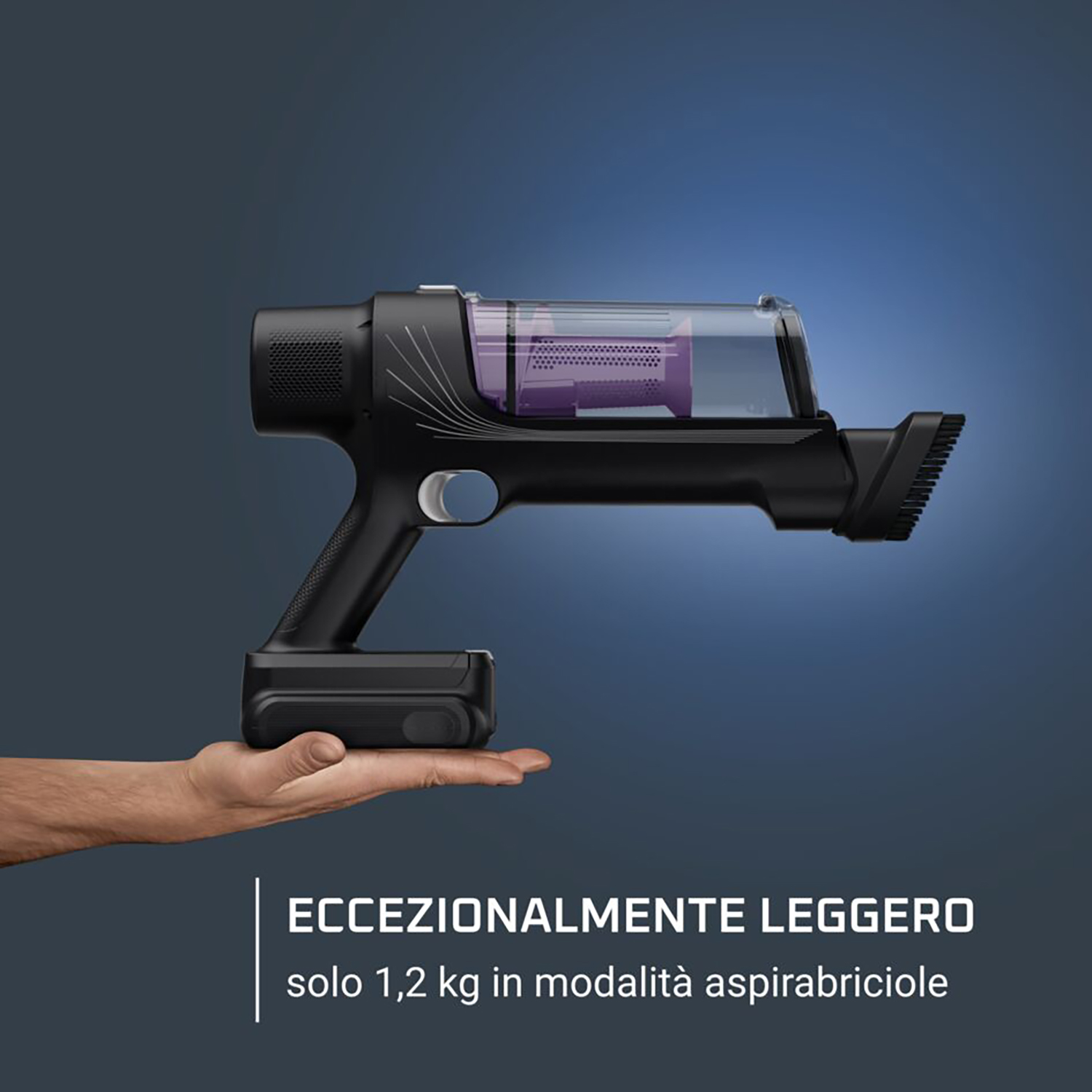 Una persona tiene in mano un aspirapolvere portatile nero. Il testo dice "Eccezionalmente leggero" e pesa 1,2 kg.