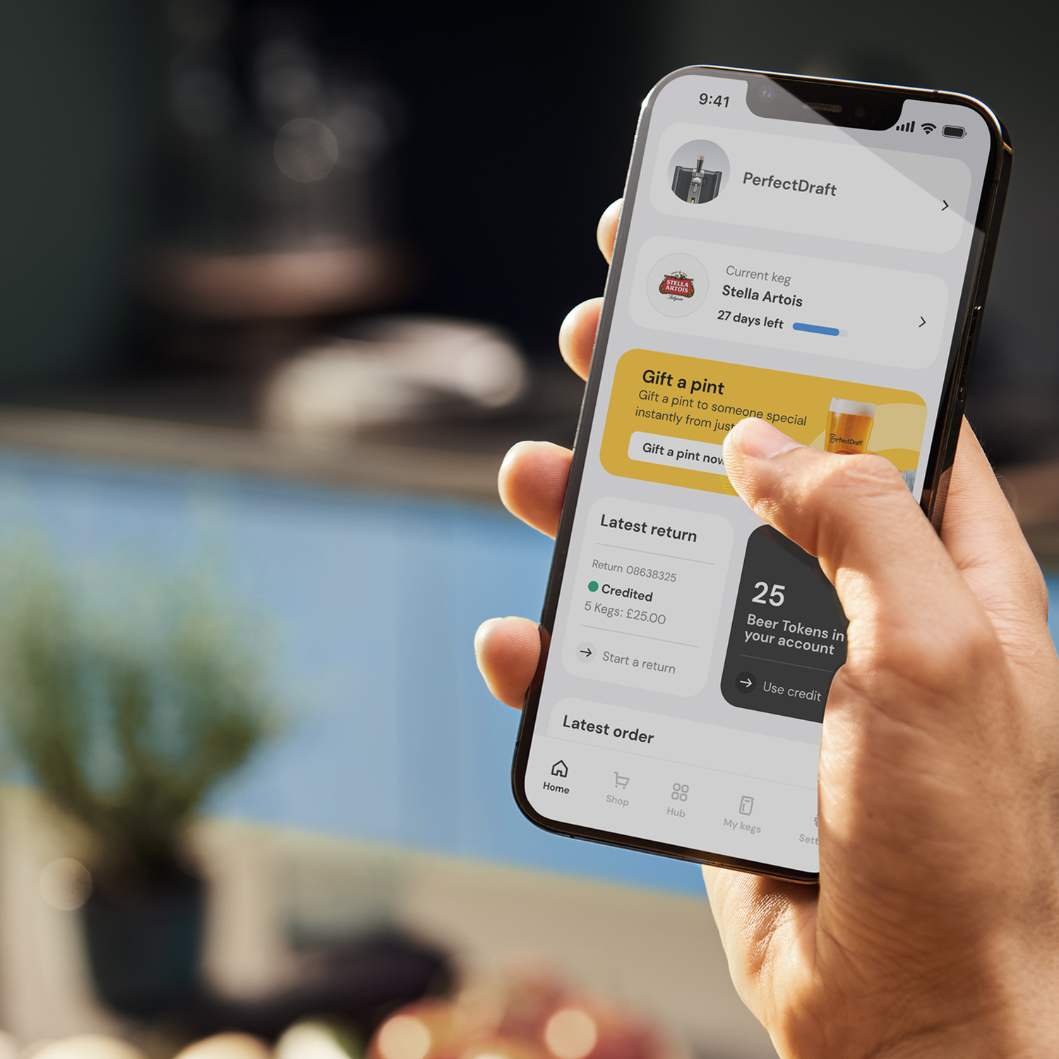 Hand die een smartphone vasthoudt met de interface van een bier-app.