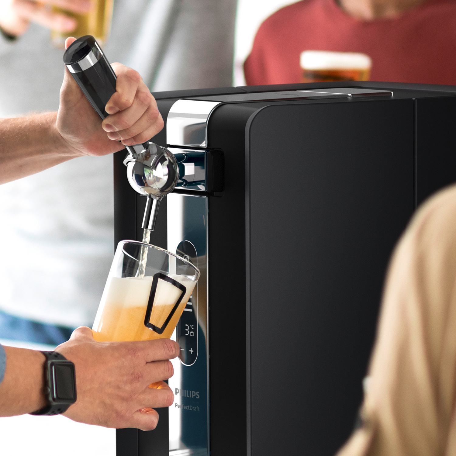 Een persoon die bier uit een tapkraan schenkt. Een horloge om de pols. Een andere persoon is wazig op de achtergrond.