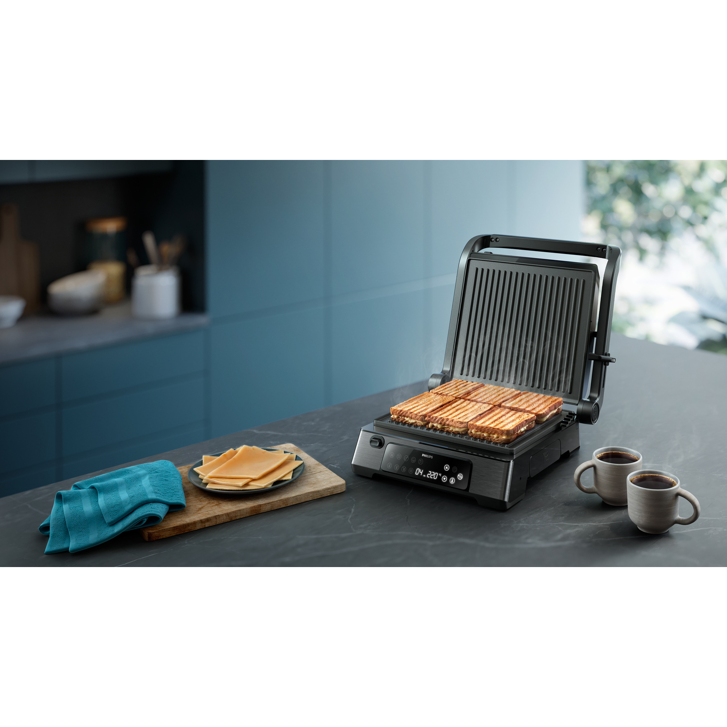 Sandwiches grillés sur un grill, tranches de fromage et une serviette sur une table.