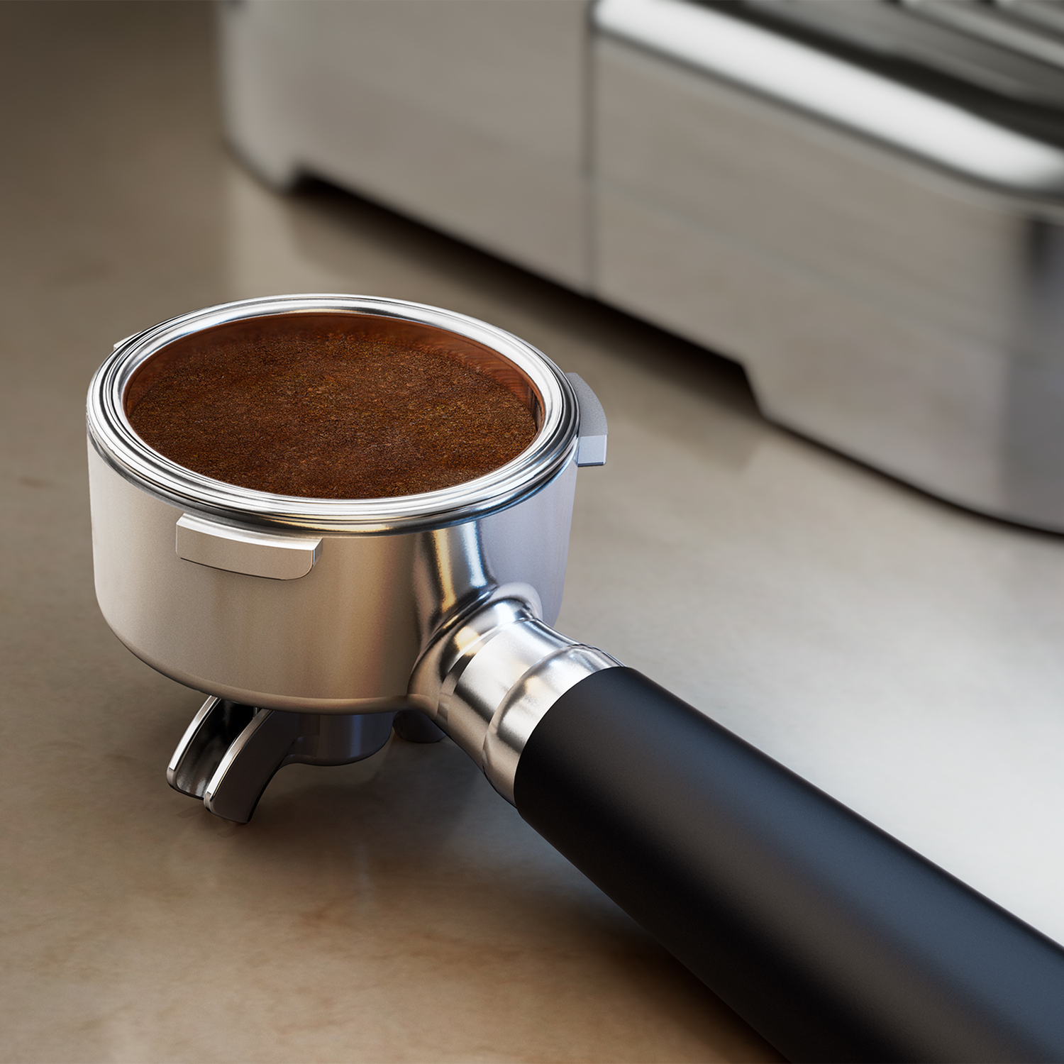 Gros plan sur un porte-filtre rempli de café moulu, près d'une machine à café.