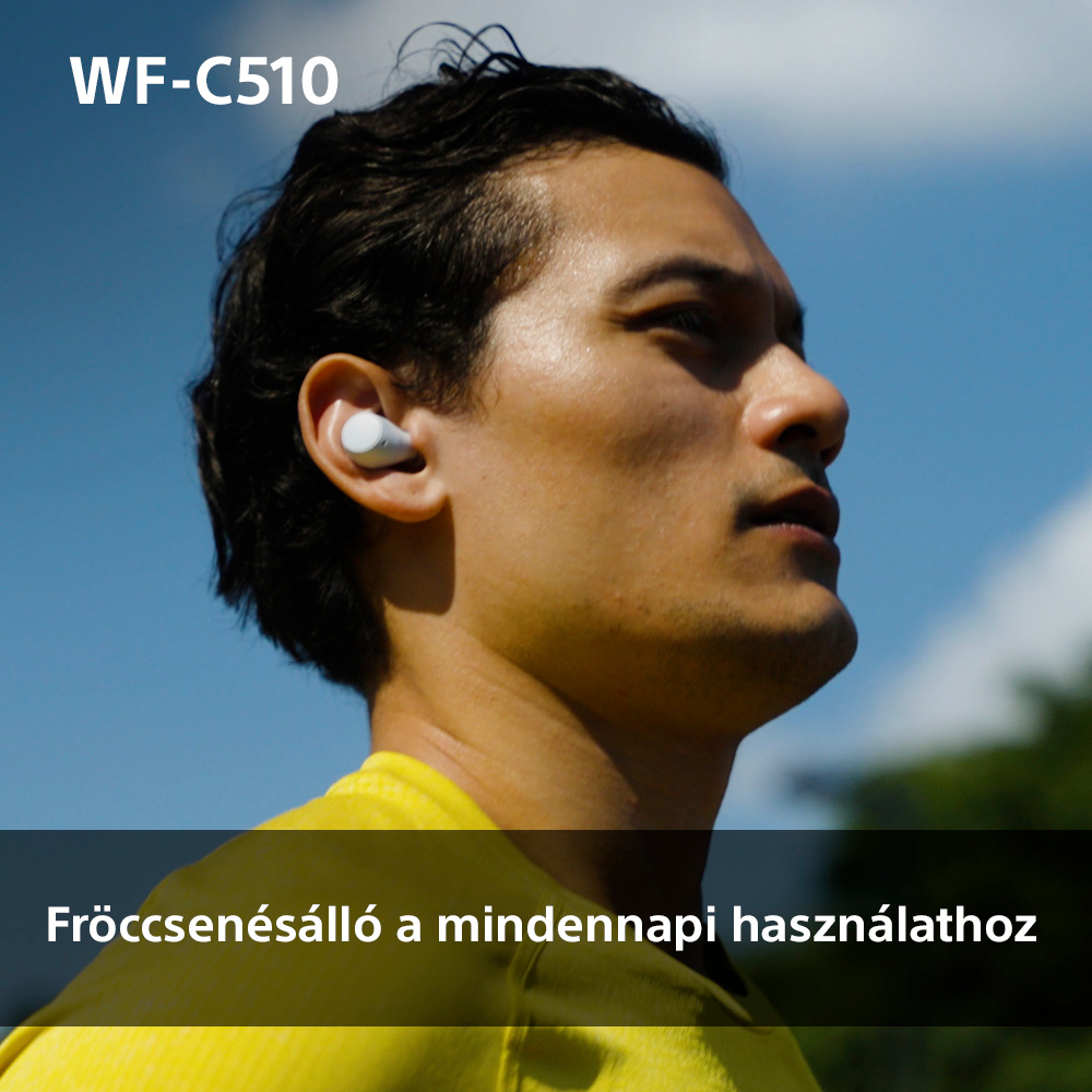 Egy férfi fülhallgatóval, felfelé néz. A fenti szöveg: 'WF-C510', alatta: 'Vízálló a mindennapi használatra'.