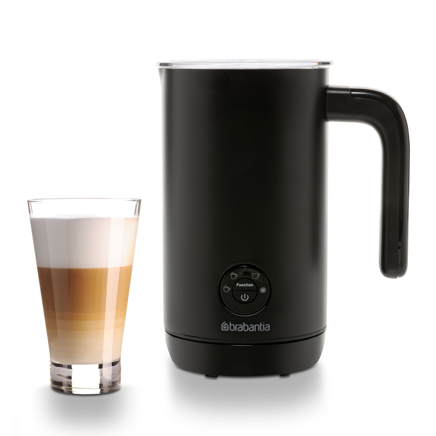 Zwarte melkopschuimer met een glas gelaagde latte. Witte achtergrond. Merk Brabantia.