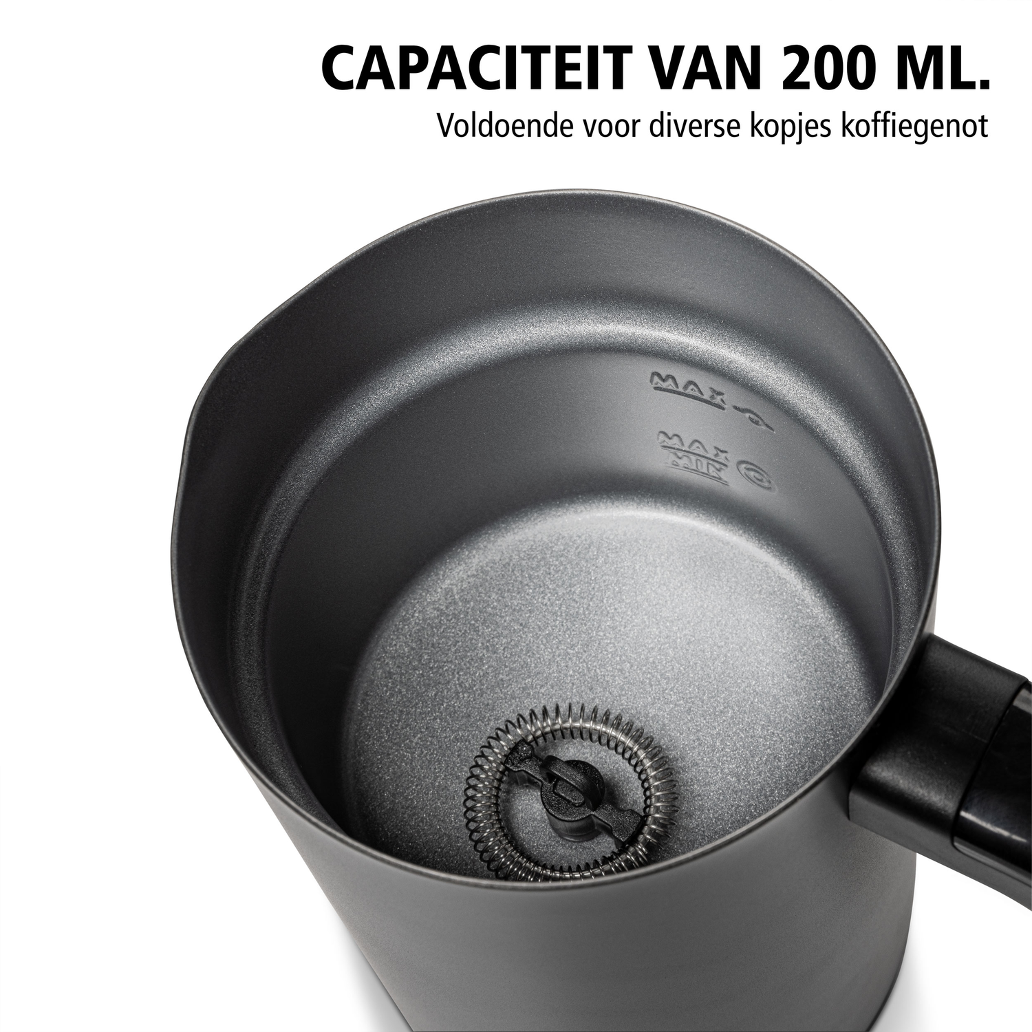 Close-up van de binnenkant van een donkergrijze melkopschuimer. De capaciteit is 200 ml. Met een handvat.