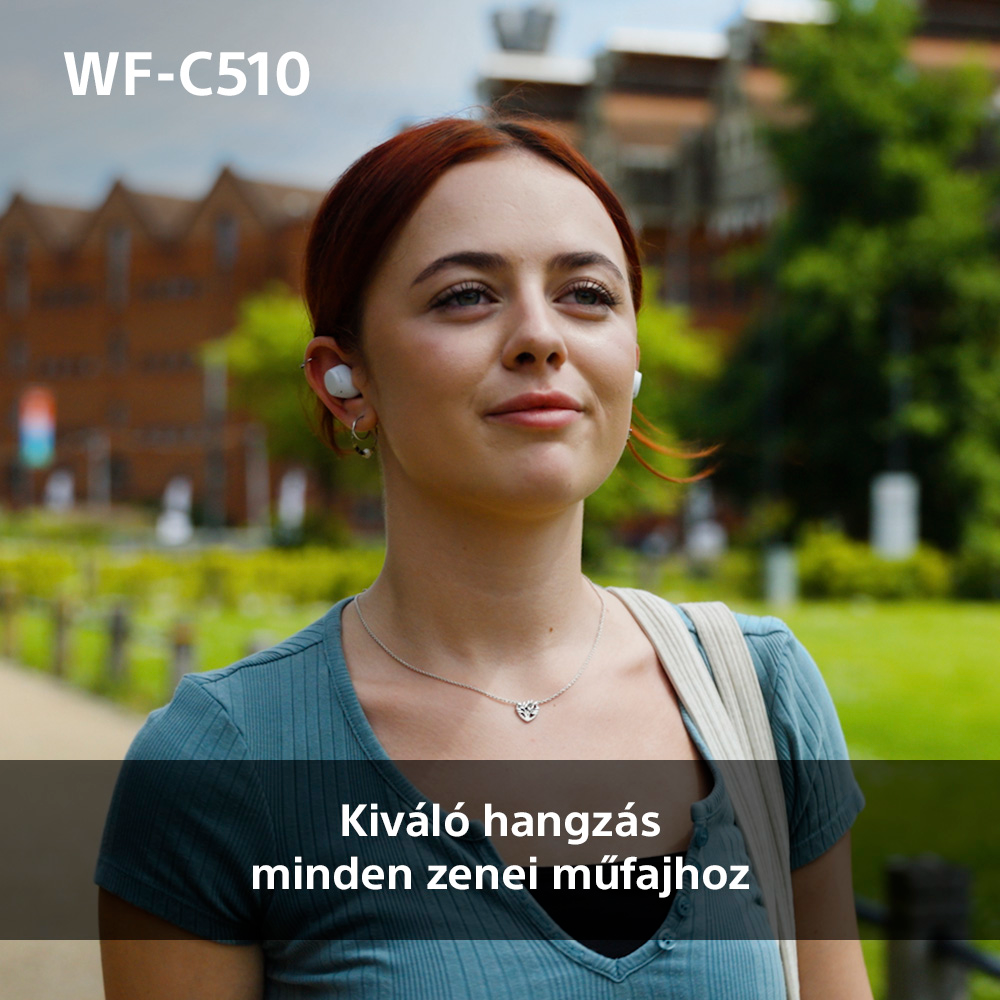 Vörös hajú nő fülhallgatóval, kint áll. Szöveg: Kiváló hangminőség minden zenei műfajhoz.