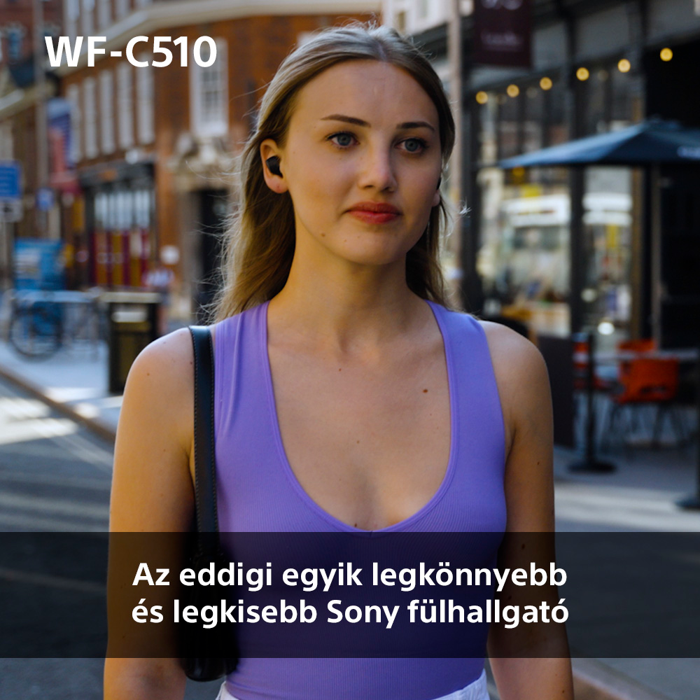 Nő fülhallgatóval a városban, szöveg a könnyű Sony fejhallgatókról.