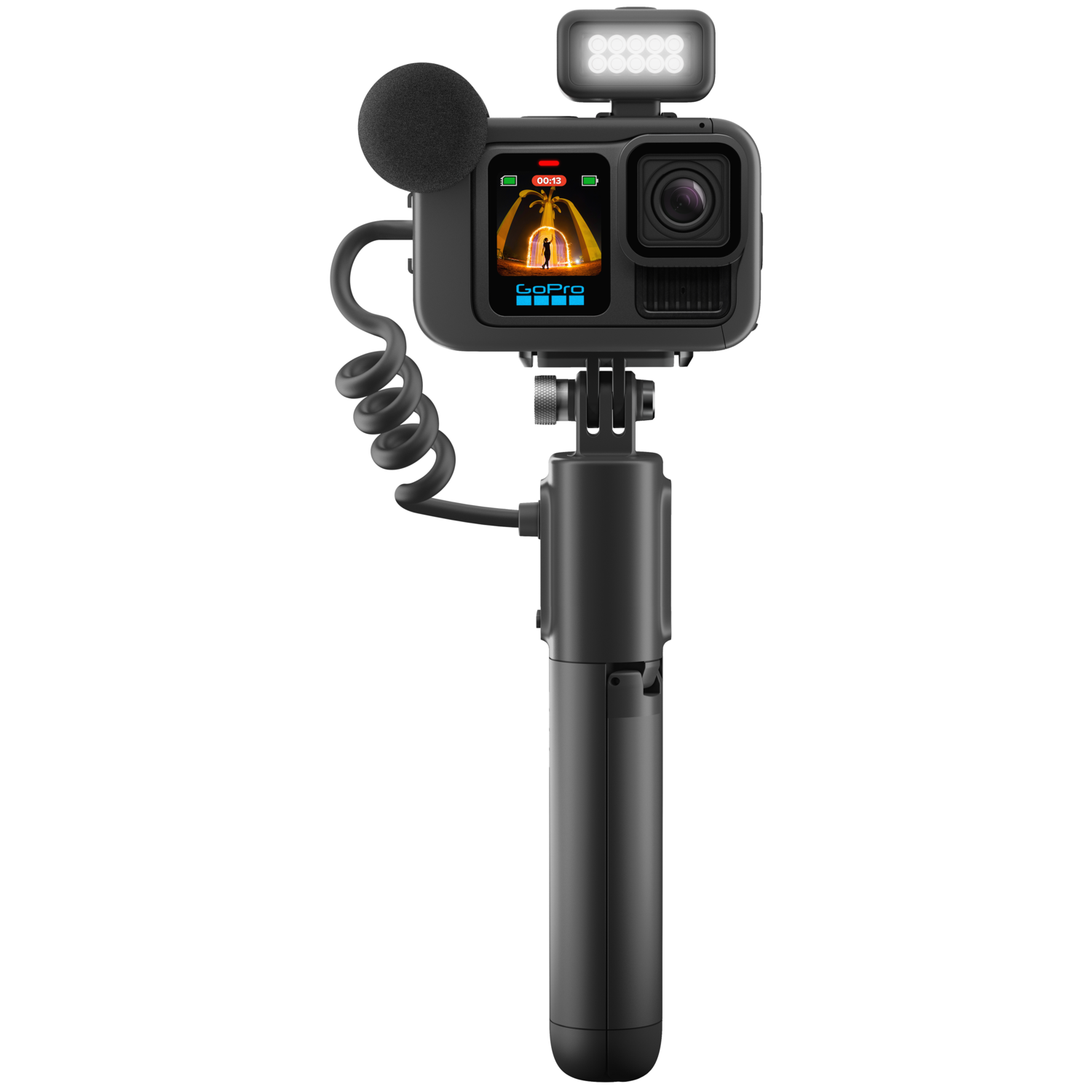 Een GoPro-camera met accessoires, bevestigd aan een handvat, en zwarte achtergrond.