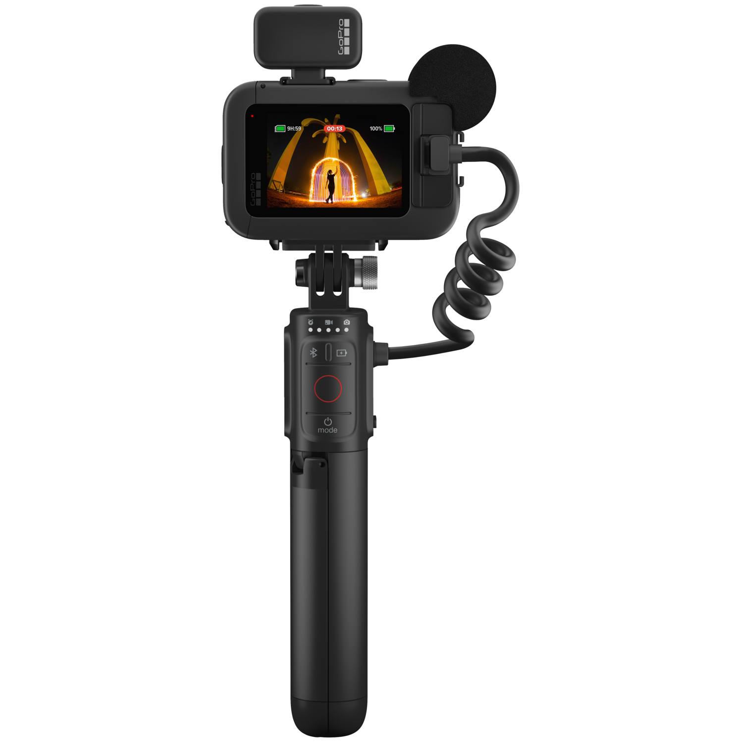 GoPro camera op een stok met een microfoon en een scherm met een persoon in een gele tunnel.