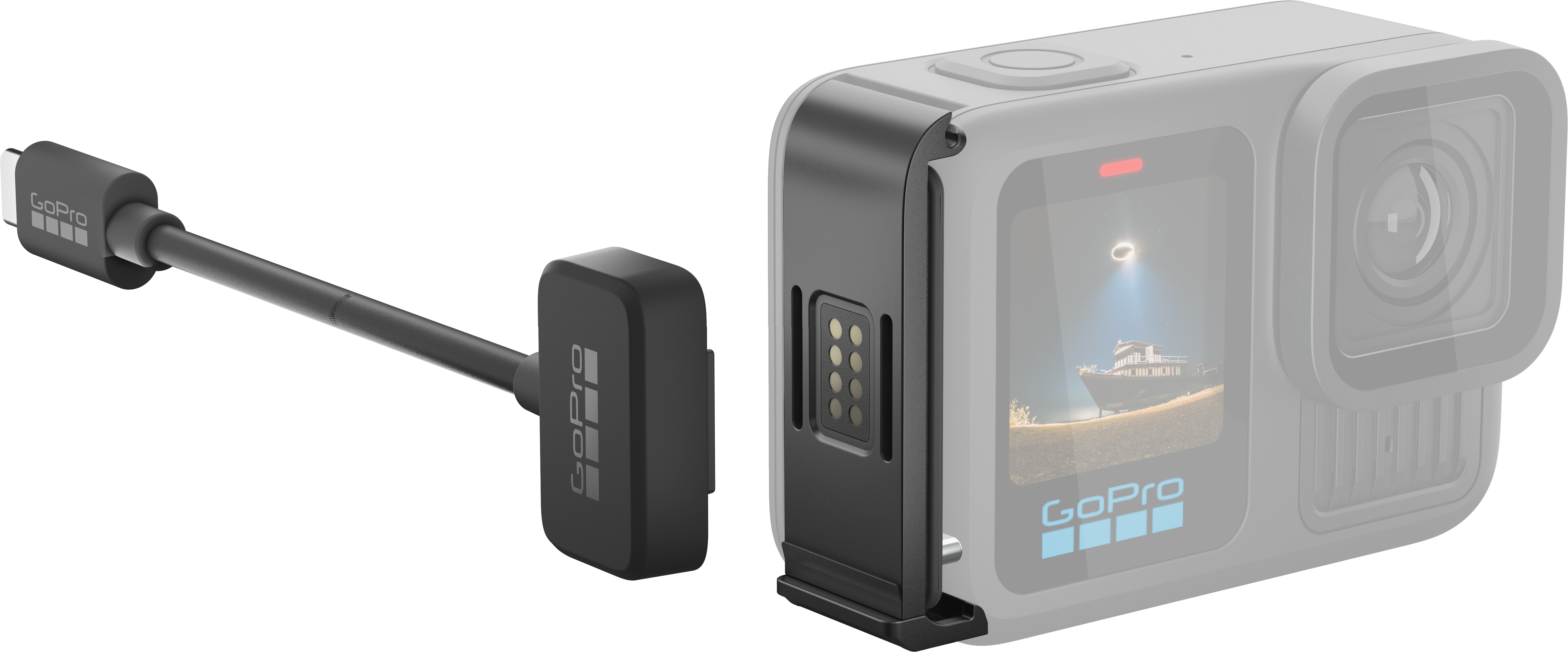 GoPro kamera egy külső modullal és egy USB-C kábellel a kamerához csatlakoztatva.