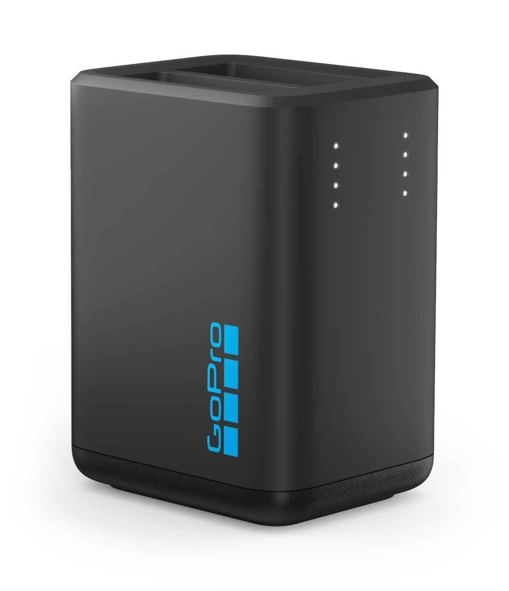 Czarna ładowarka do dwóch baterii GoPro. Niebieskie logo GoPro z przodu. Cztery białe wskaźniki ładowania.