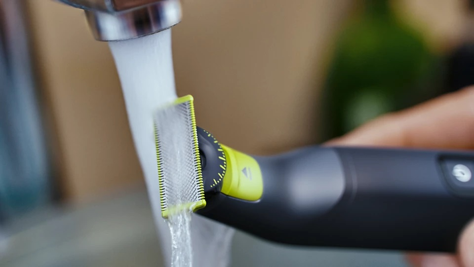 Maszynka do golenia czyszczona pod bieżącą wodą.