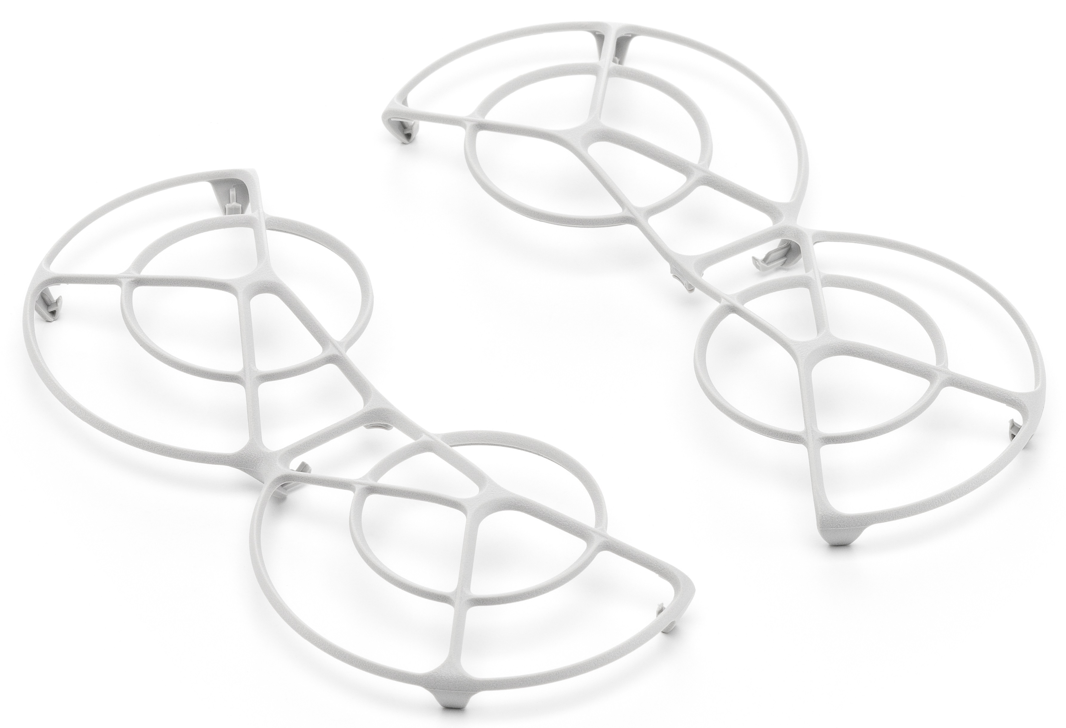 Dwie białe osłony śmigieł drona, na białym tle.