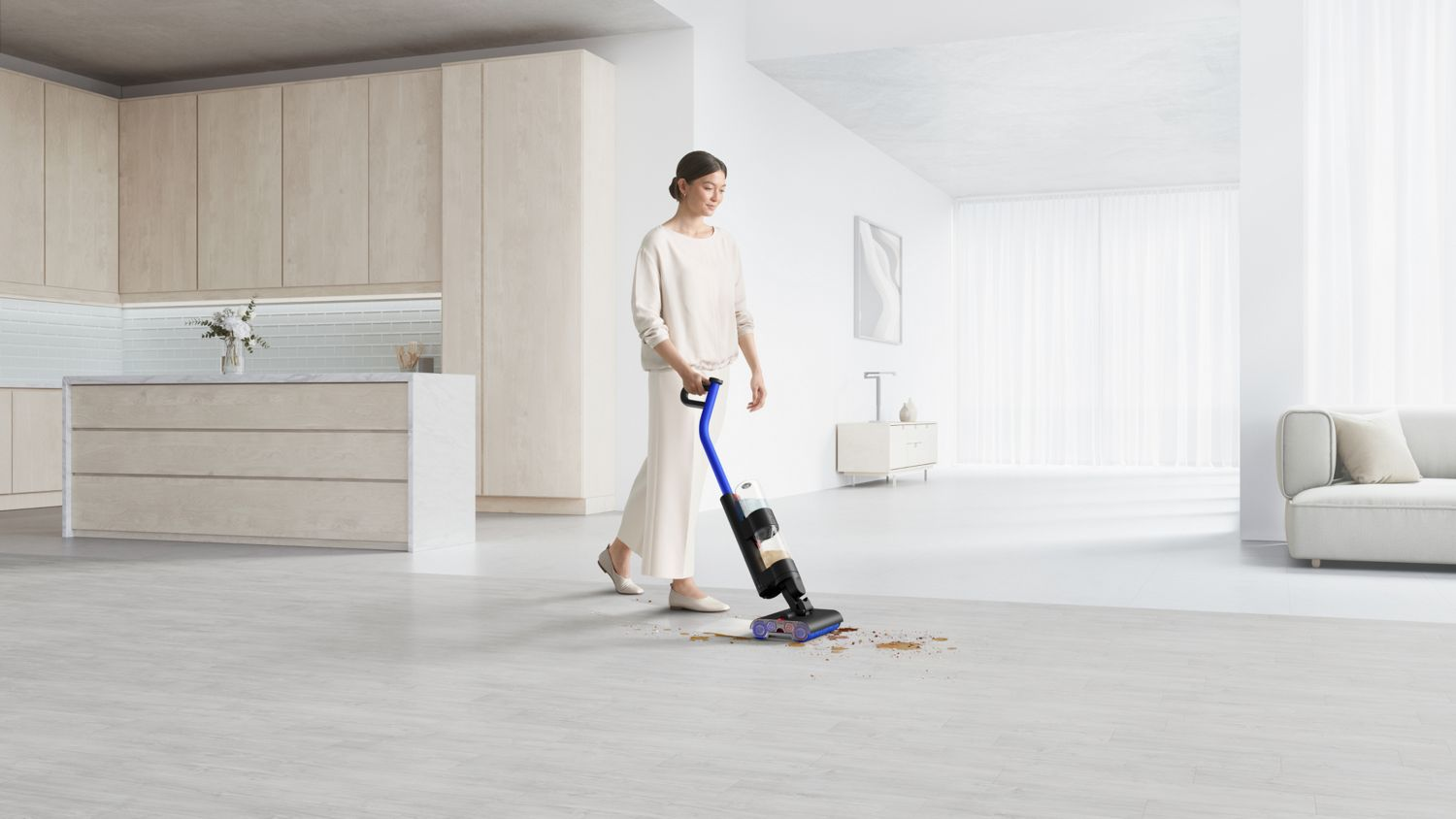 Une femme nettoyant un sol avec un aspirateur, dans un espace de vie moderne.