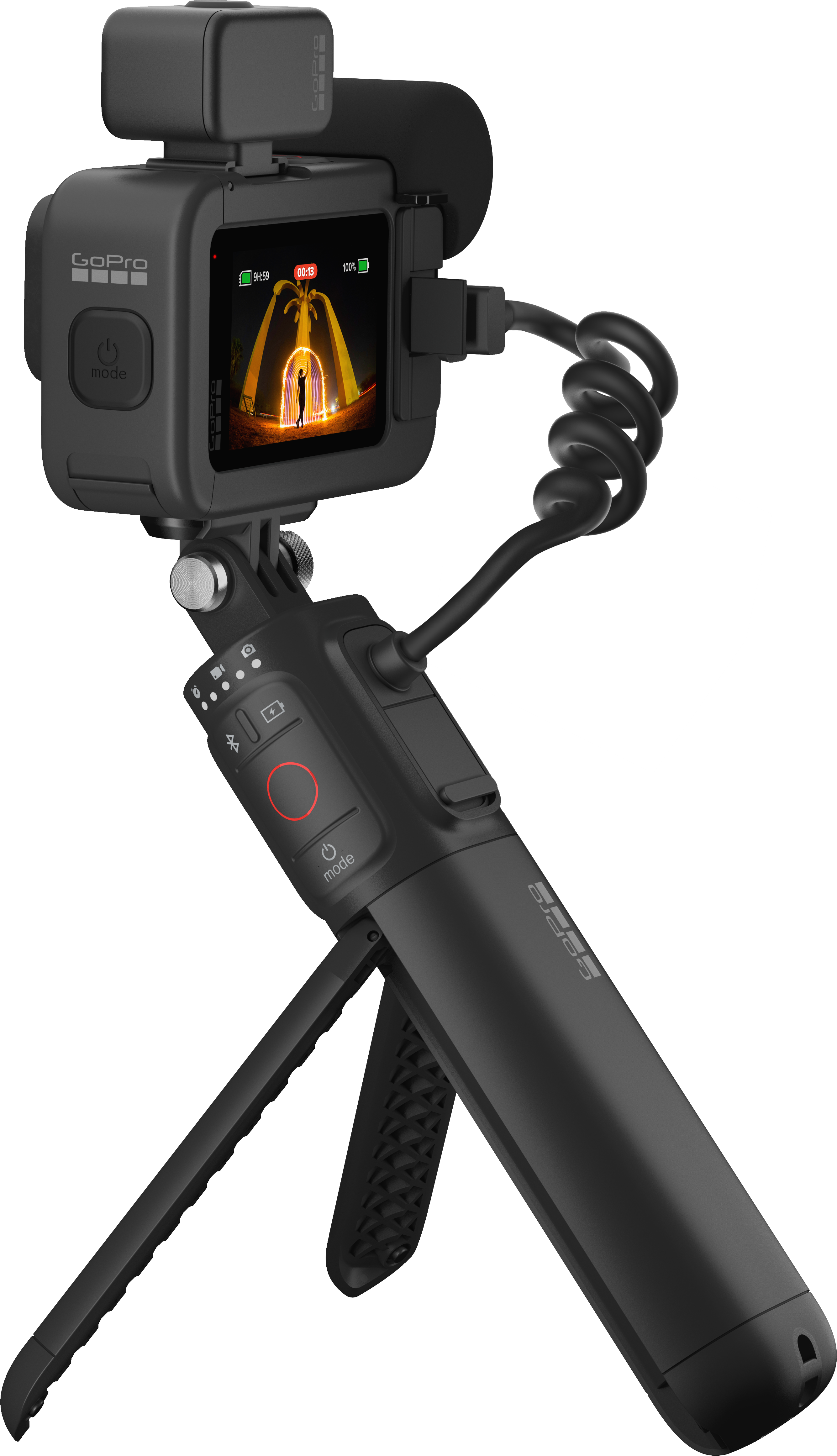 GoPro kamera állványon, hajós jelenetet mutató képernyővel.