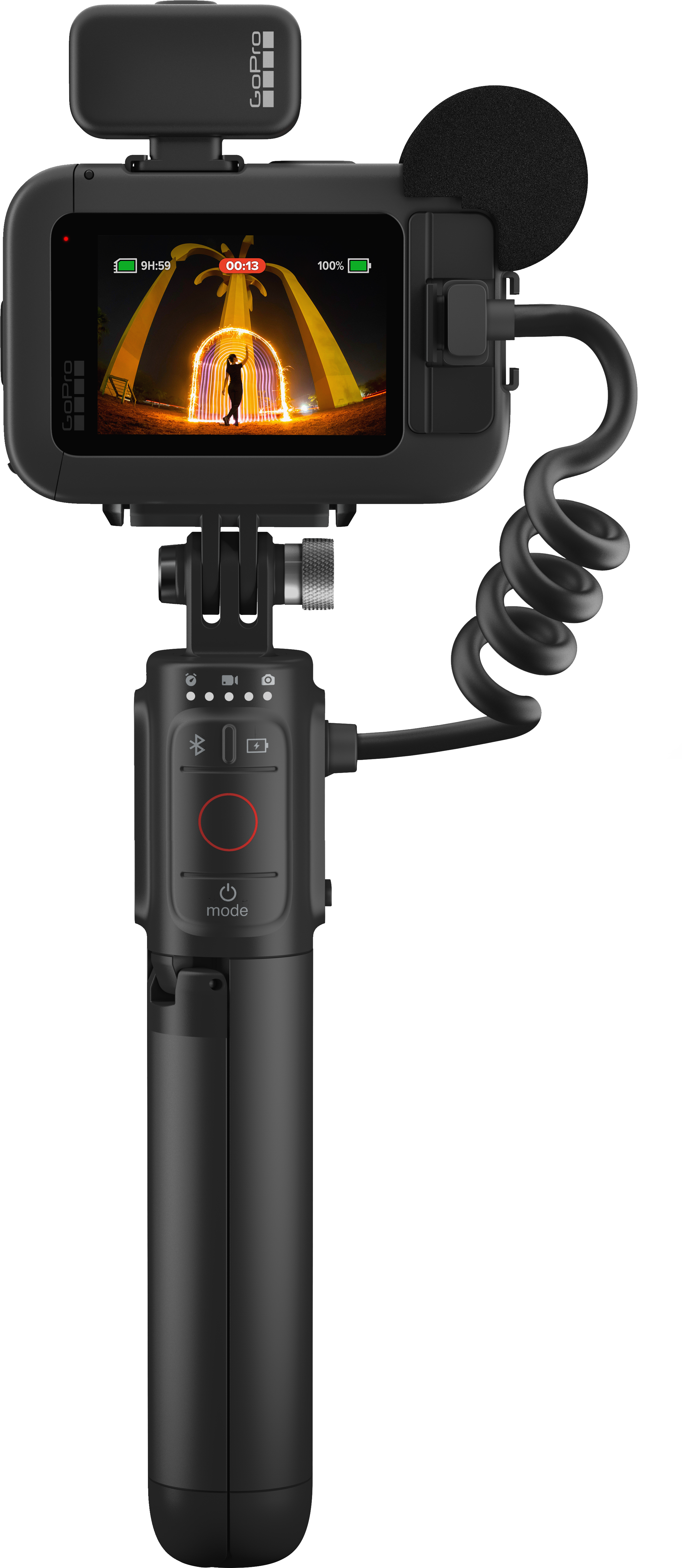 GoPro kamera beállítás. Kamera egy boton, a képernyőn egy szökőkút látható. Mikrofon csatlakoztatva. Fekete.
