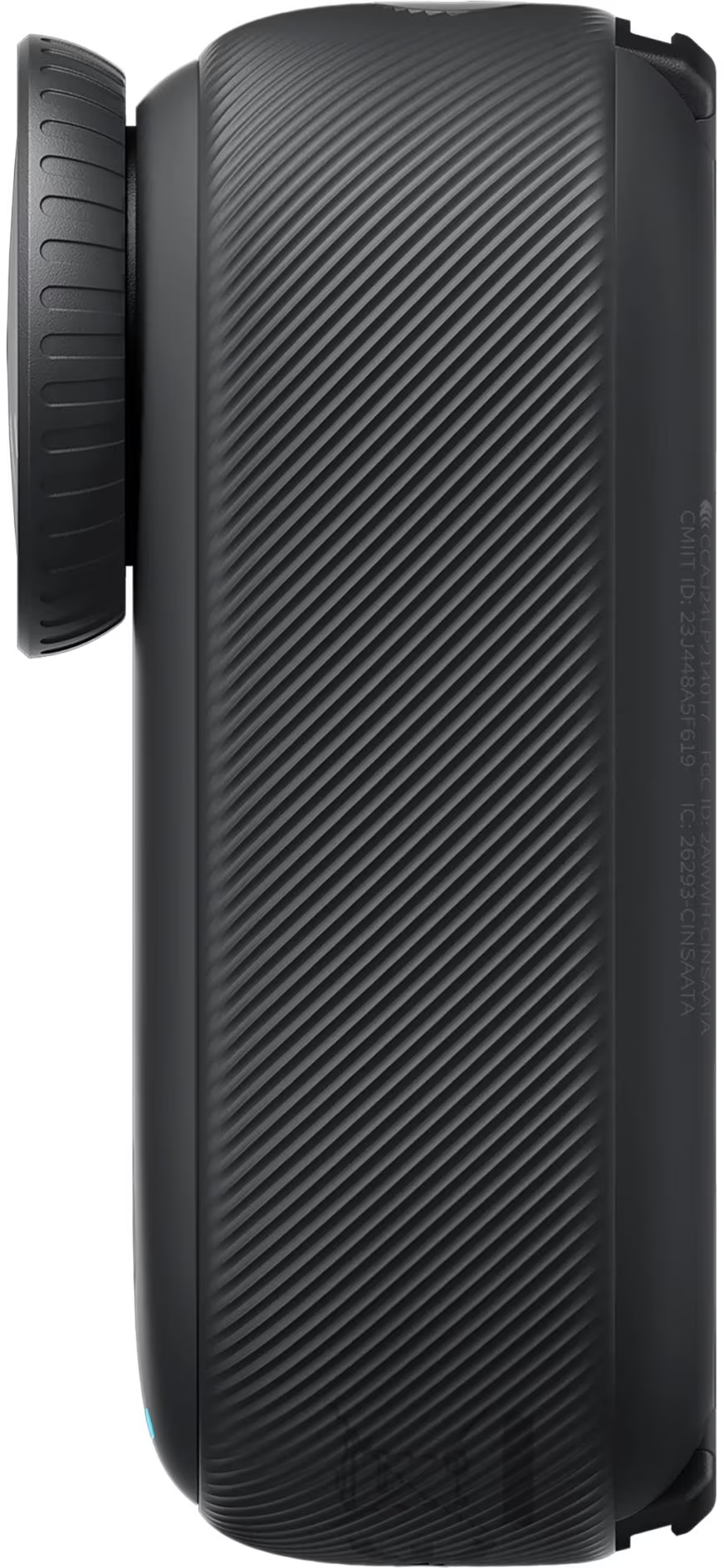 Action camera nera, vista laterale. Presenta un obiettivo, pulsanti e un corpo strutturato per l'impugnatura.