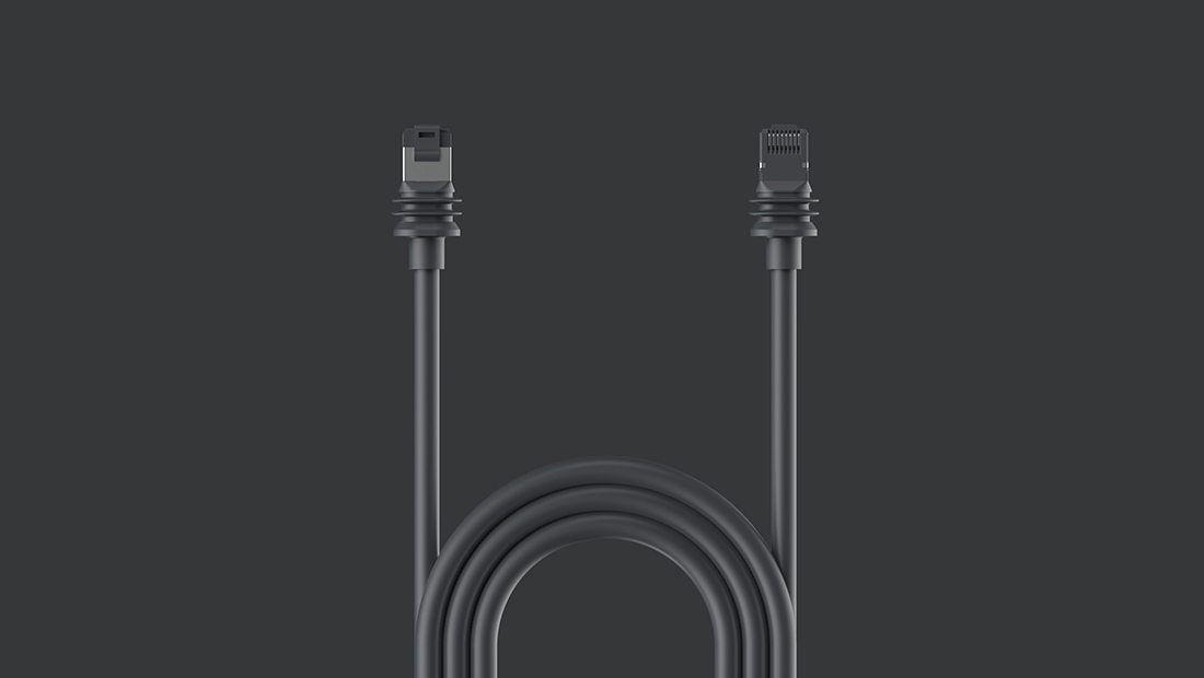 Zwei schwarze Netzwerkkabel. Die Kabel sind geschlungen und vor dunklem Hintergrund.