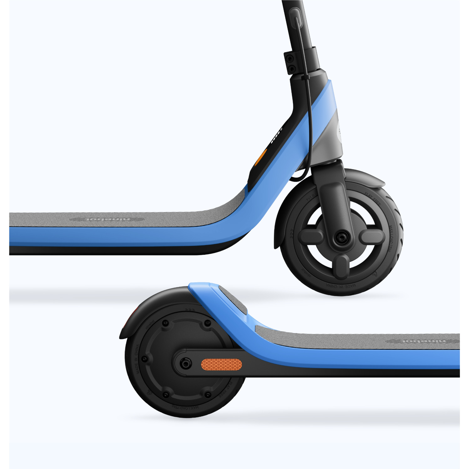 Blauwe en zwarte elektrische scooter. Het voorwiel en het achterwiel zijn zichtbaar.