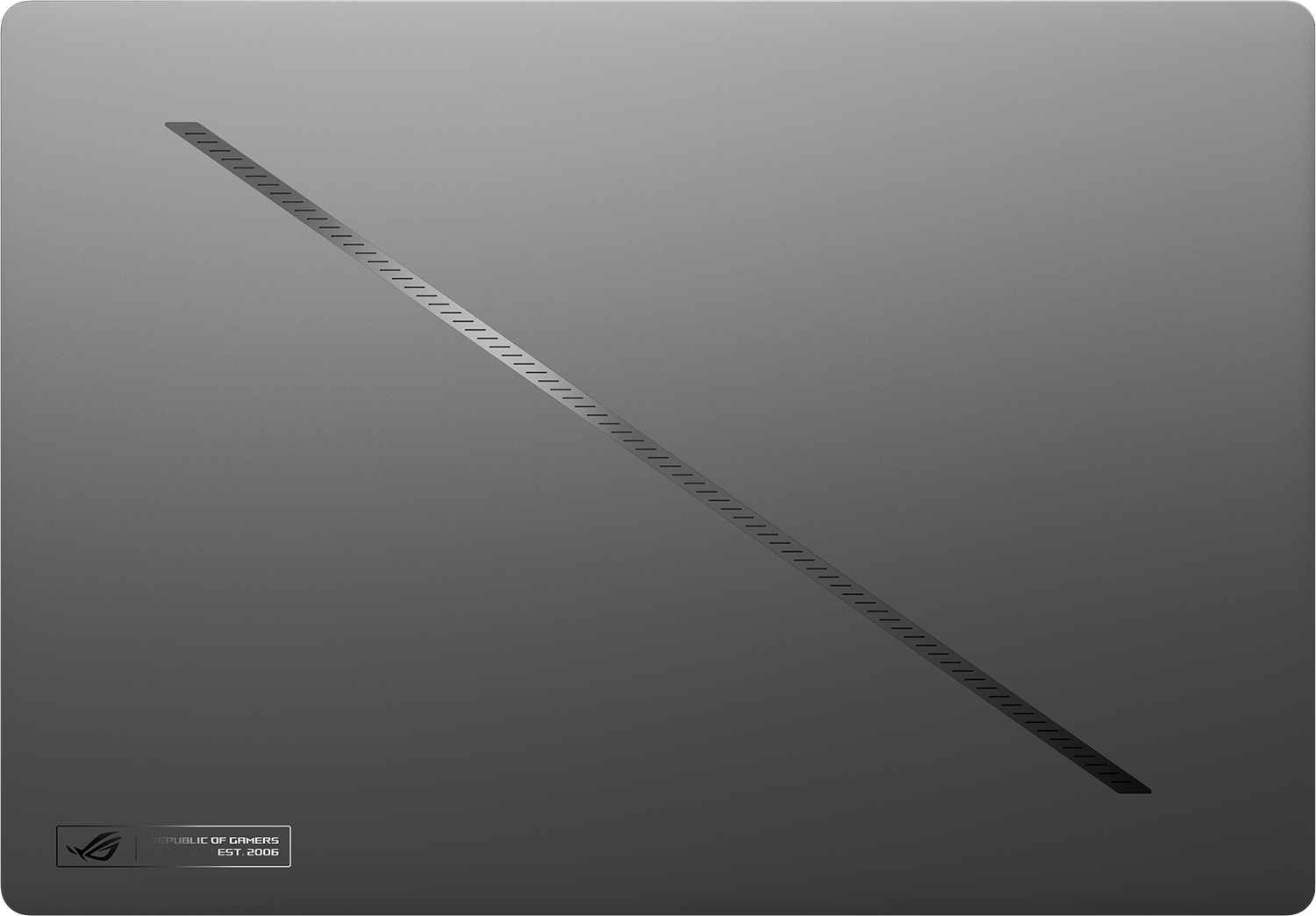 Egy szürke laptop, átlós dizájnnal a hátulján. A ROG logó a sarokban található.