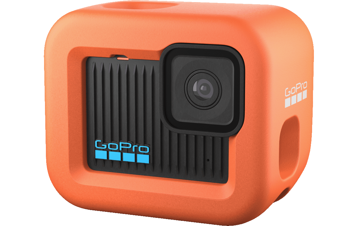 Orange GoPro Kamera in einem orangefarbenen Gehäuse, schwarze Linse und Logo sichtbar.