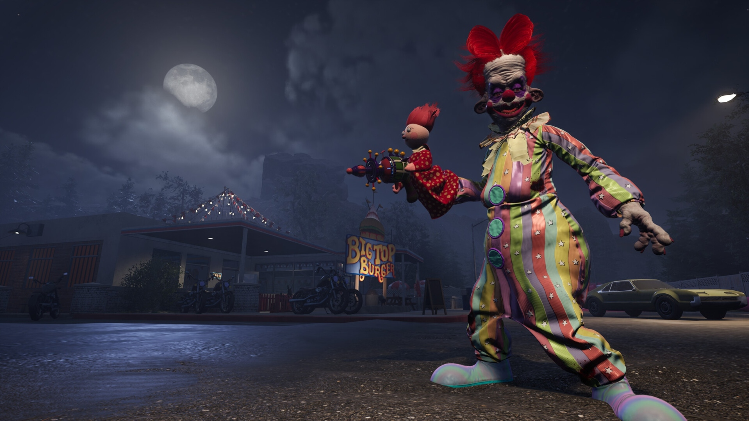 Ein gruseliger Clown hält eine Puppe, steht nachts in der Nähe eines Diners.
