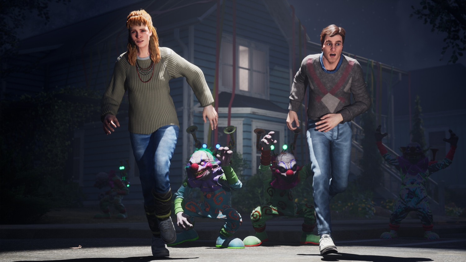 Szene aus einem Horrorspiel: zwei Personen rennen vor drei clownartigen Monstern auf einer Straße davon.