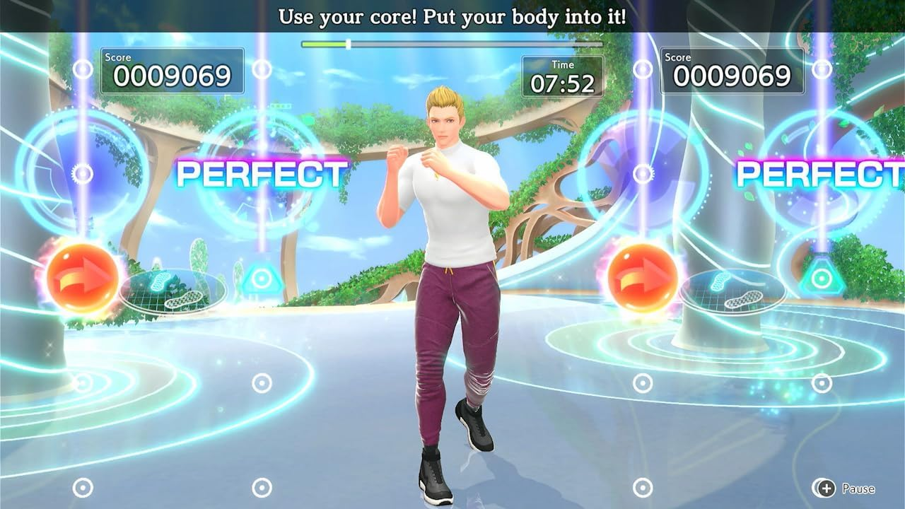 Mann trainiert in einem Spiel. Punktzahl und Timer sichtbar. Grafiken im Hintergrund.