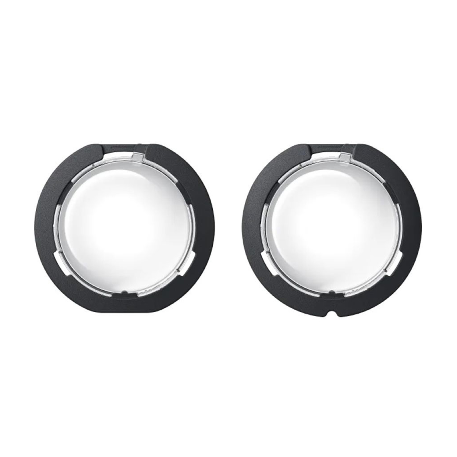 Due filtri per lenti di fotocamera neri, con un centro in vetro trasparente. Sfondo bianco. Anello nero.