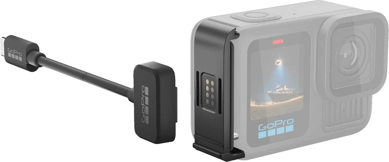 GoPro-Kamera mit angeschlossenem Ladezubehör und einem USB-C-Kabel.