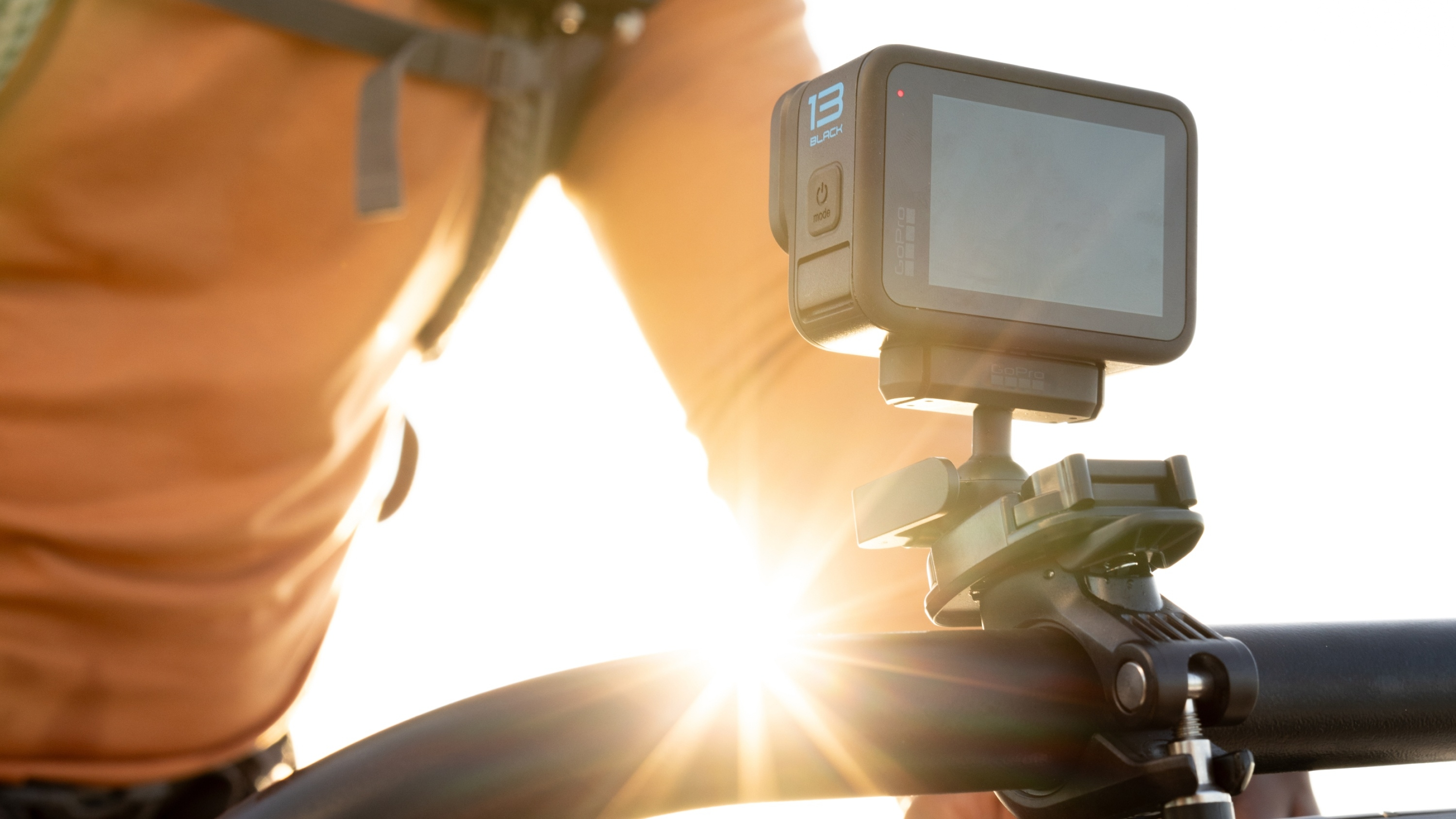 GoPro-Kamera an einem Fahrradlenker befestigt, eine sonnige Szene im Freien erfassend.