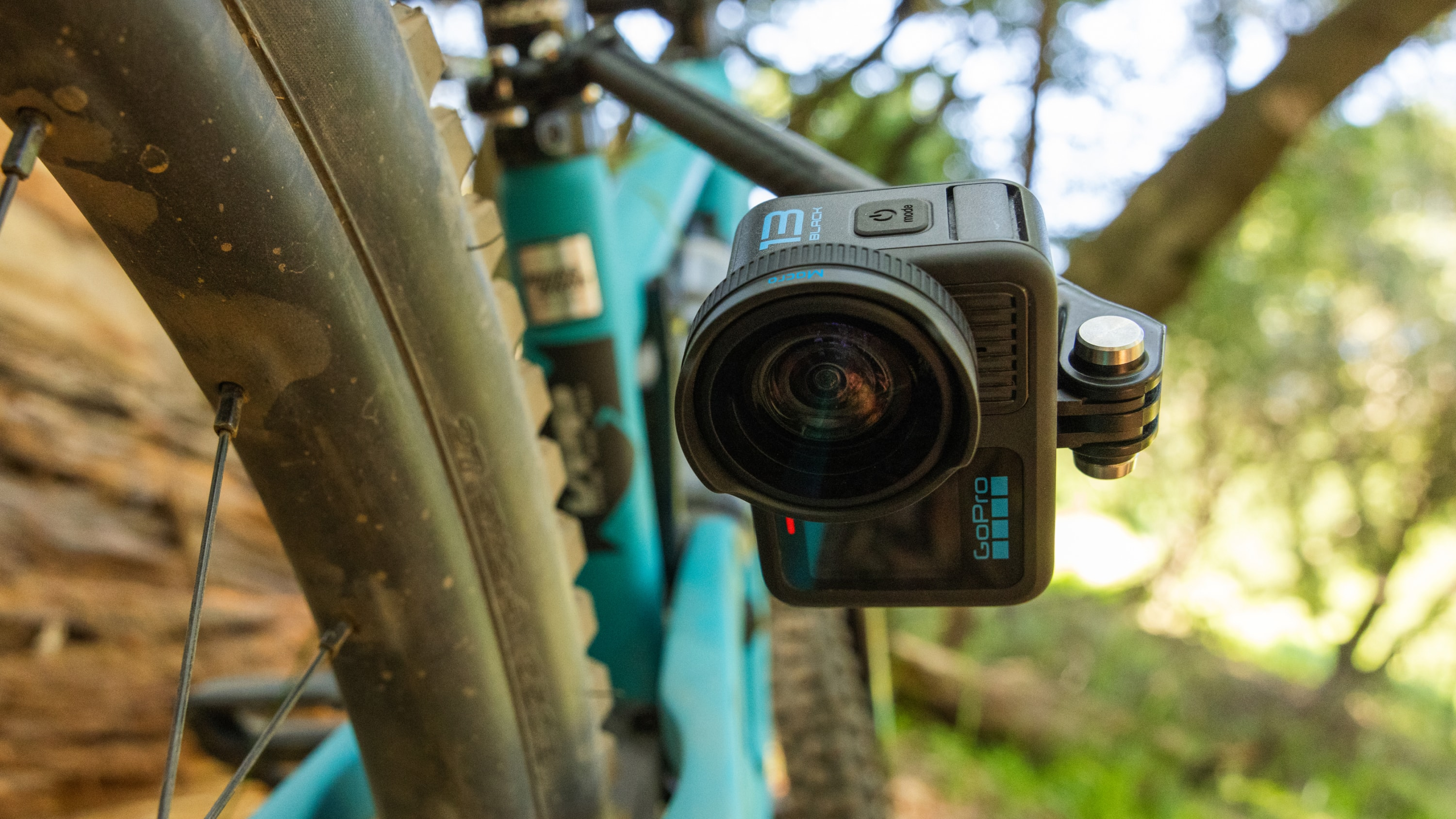 GoPro-Kamera an einem Fahrrad montiert. Schwarze Kamera mit Weitwinkelobjektiv, am Rad befestigt.