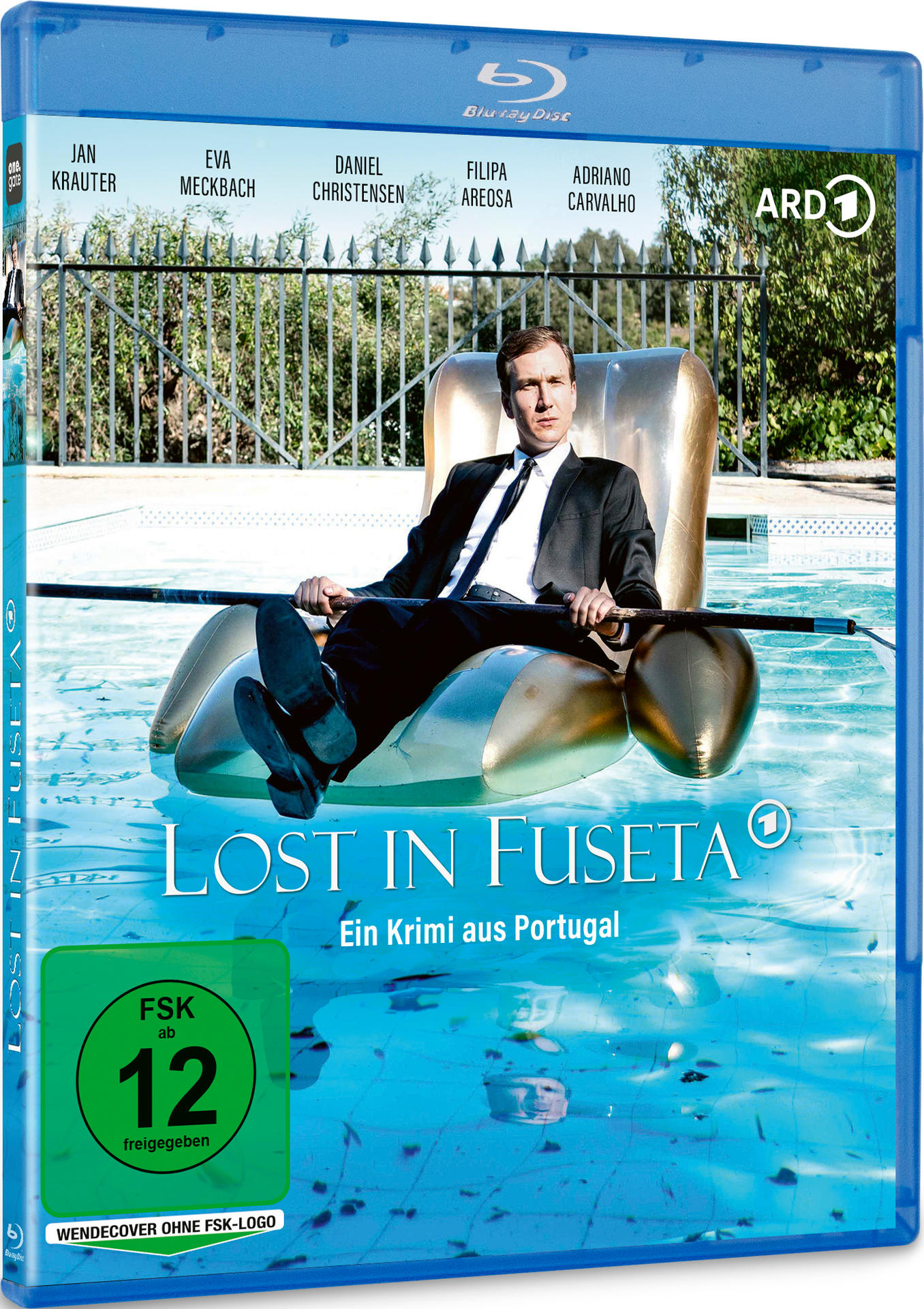 DVD-Hülle mit einem Mann in einem Pool, Titel "Lost in Fuseta". Blauer Einband mit Text.
