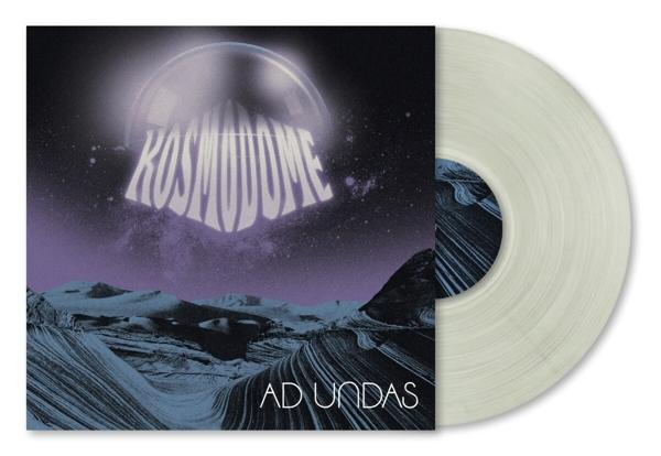 Albumcover mit einer kosmischen Landschaft, einem weißen Textlogo und einer durchscheinenden Vinylplatte.