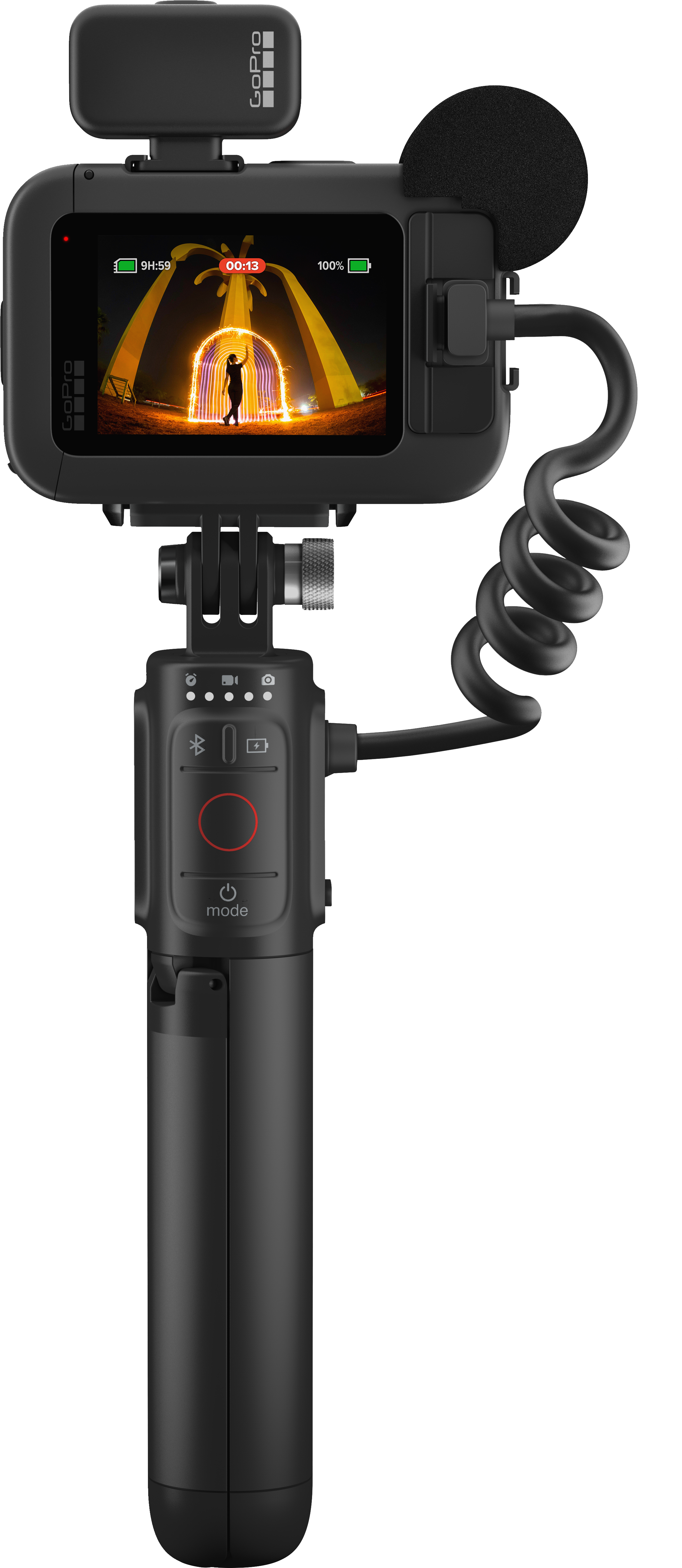 Caméra et microphone GoPro noirs fixés à une poignée. Affiche un écran avec une image.