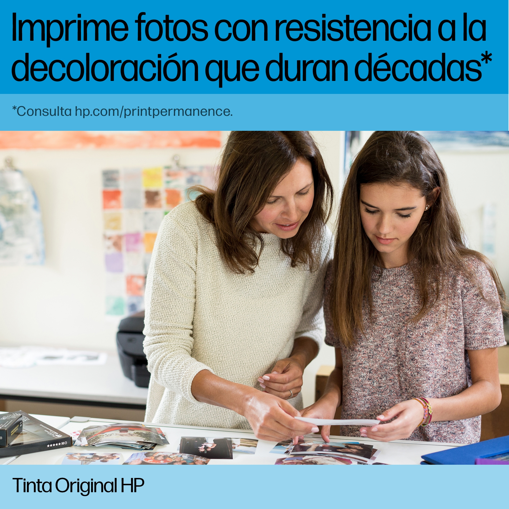 Dos mujeres mirando fotos en una mesa. Texto arriba: 'Imprime fotos con resistencia a la decoloración que duran décadas'.